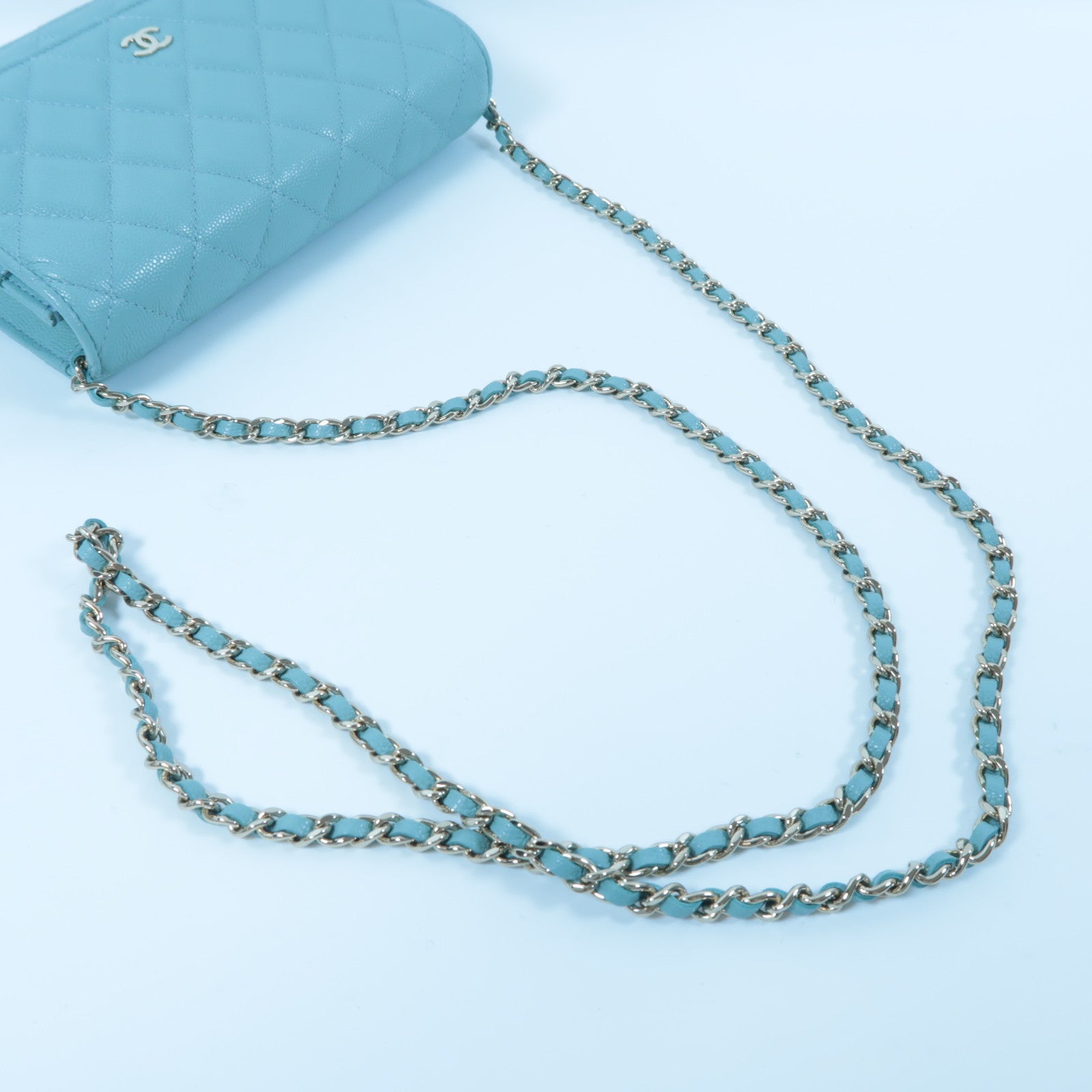 CHANEL 菱格Caviar皮革WOC銀扣鏈帶肩背袋藍色