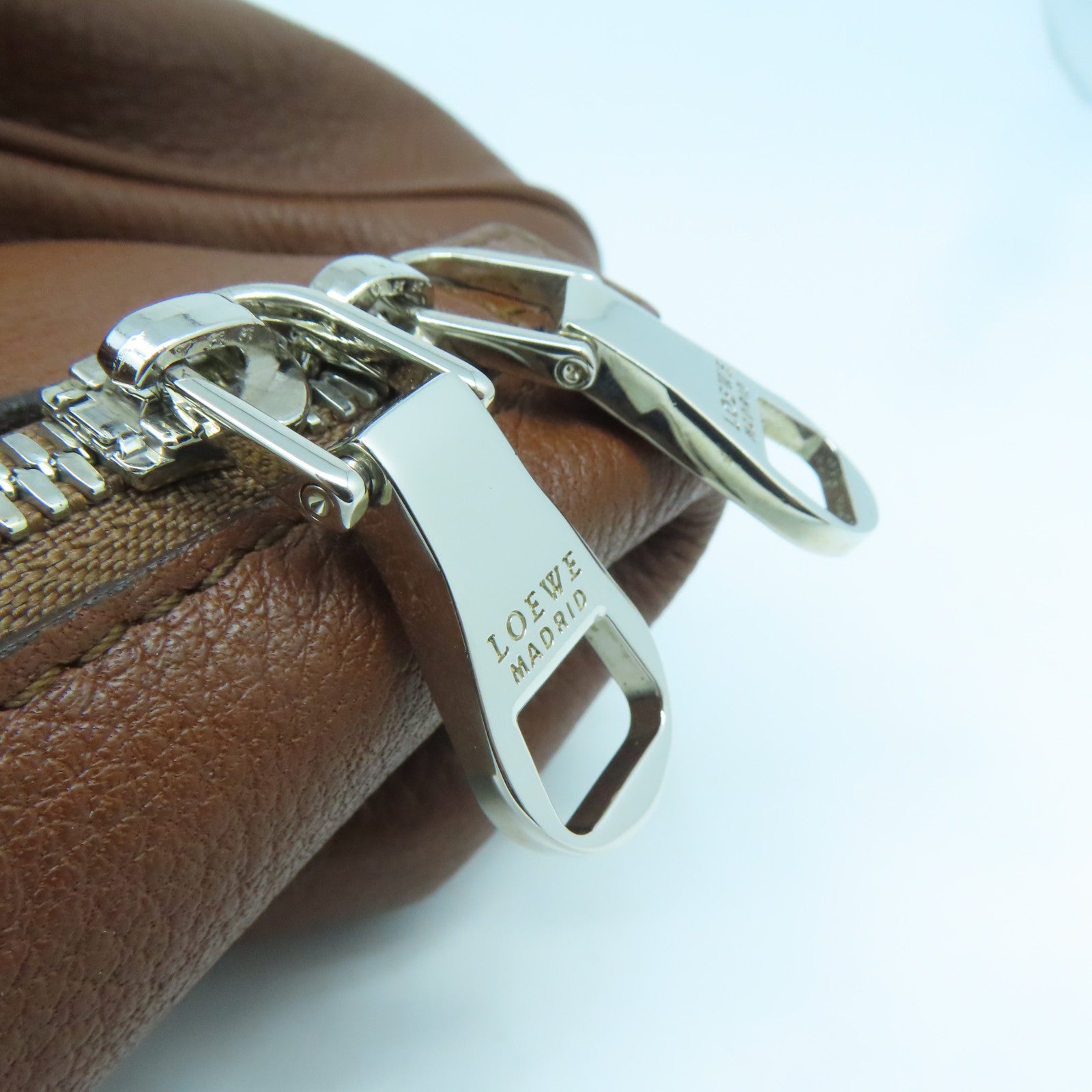 LOEWE 牛皮皮革Hand Bag銀扣手挽袋啡色