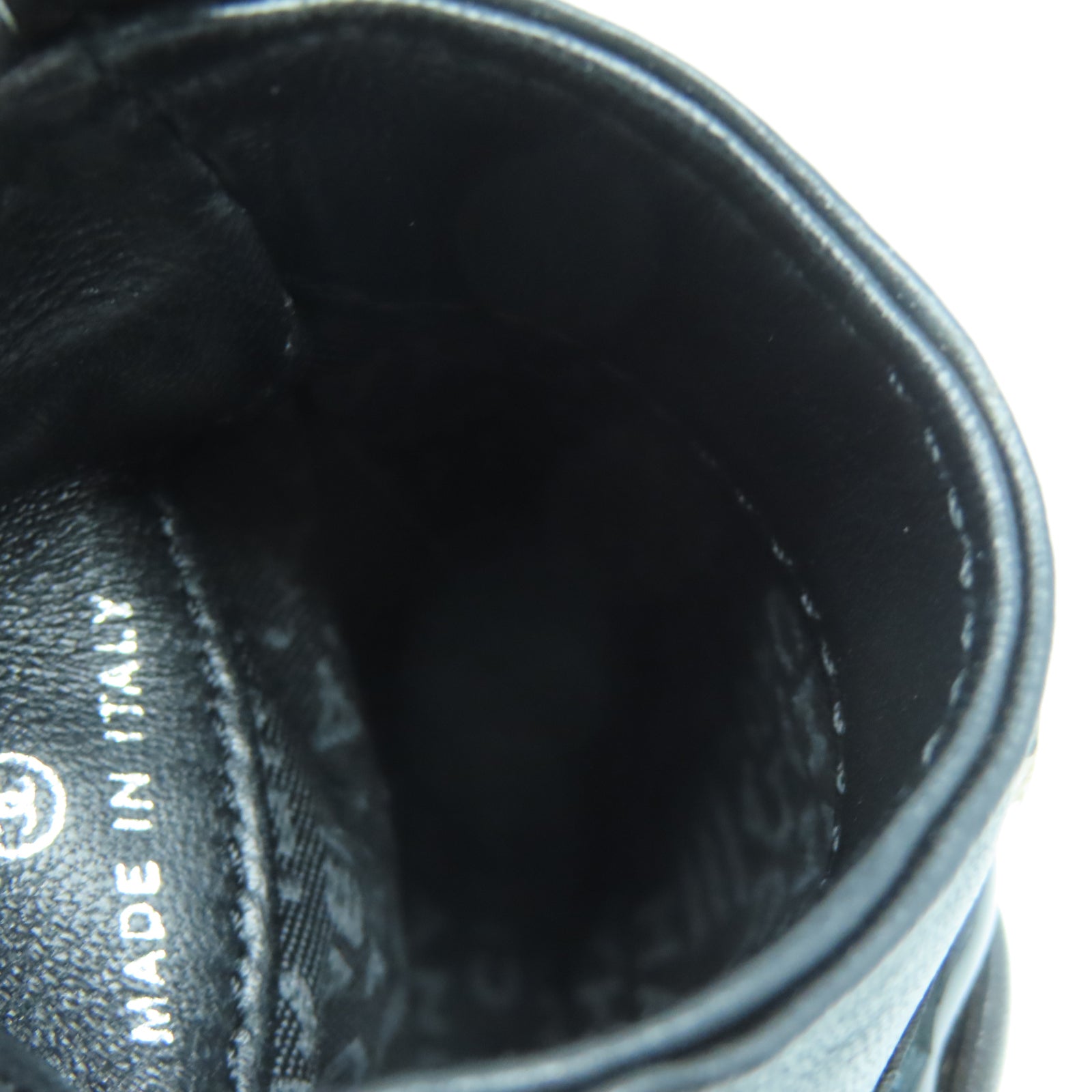 CHANEL 【激減優惠】牛皮皮革Pouch銀扣手拿包黑色