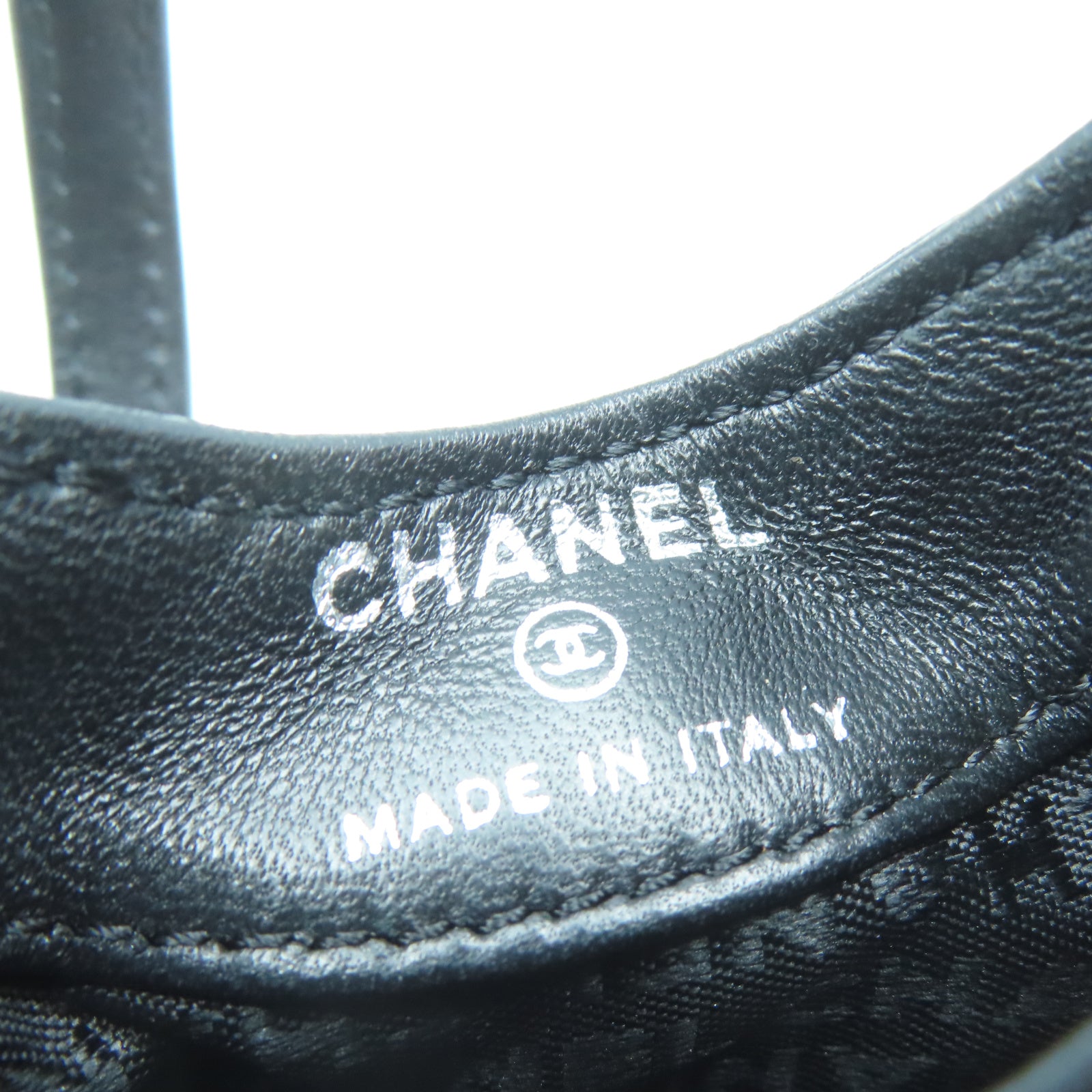 CHANEL 【激減優惠】牛皮皮革Pouch銀扣手拿包黑色