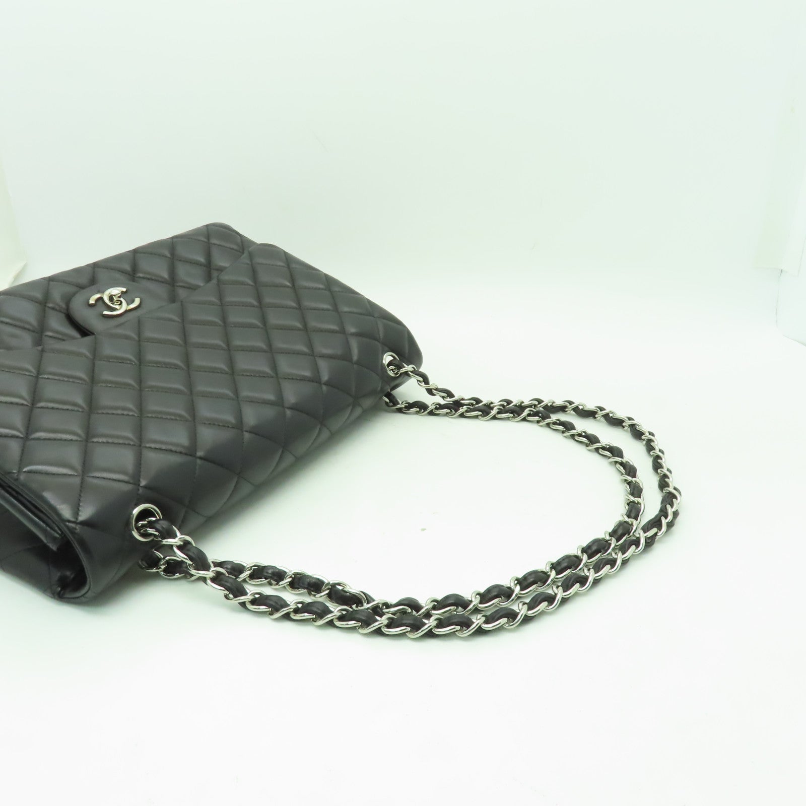 CHANEL 【激減優惠】菱格羊皮皮革Classic Maxi銀扣鏈帶肩背袋黑色