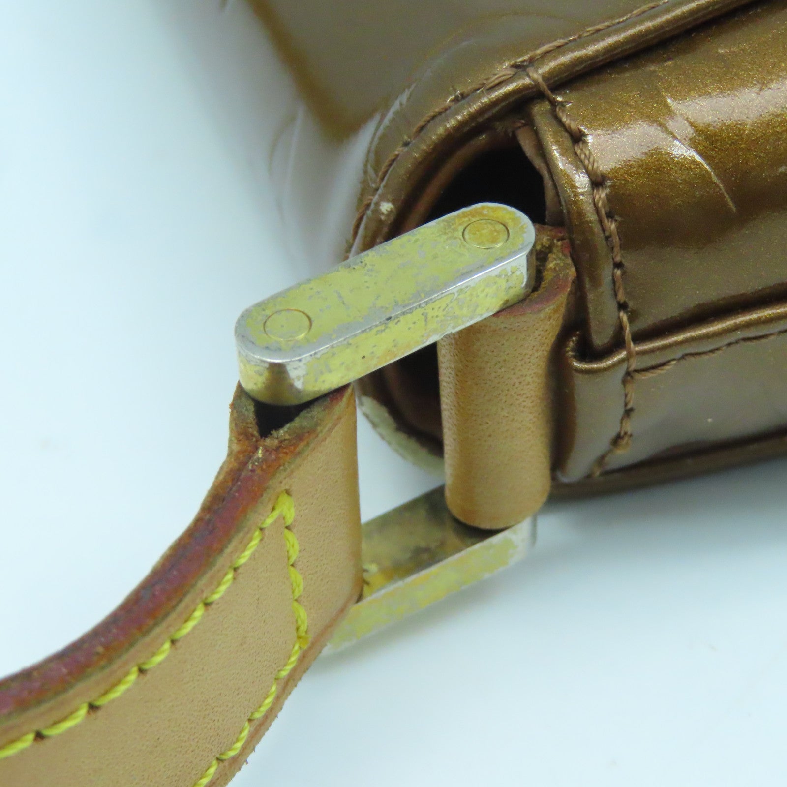 LOUIS VUITTON Monogram Vernis Thompson Street金扣肩背袋金色