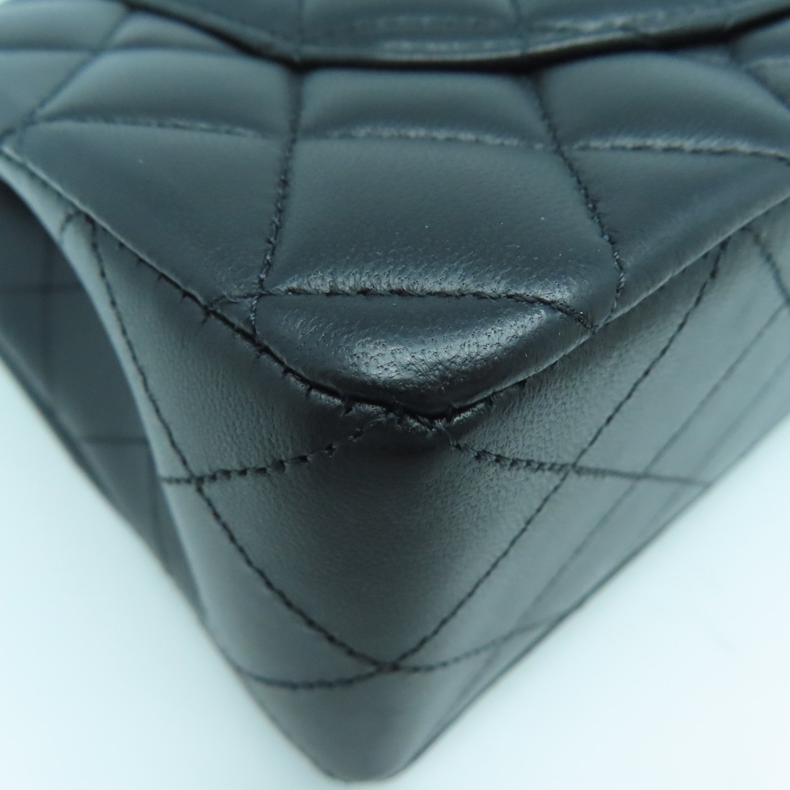 CHANEL 菱格羊皮皮革Classic金扣鏈帶肩背袋黑色