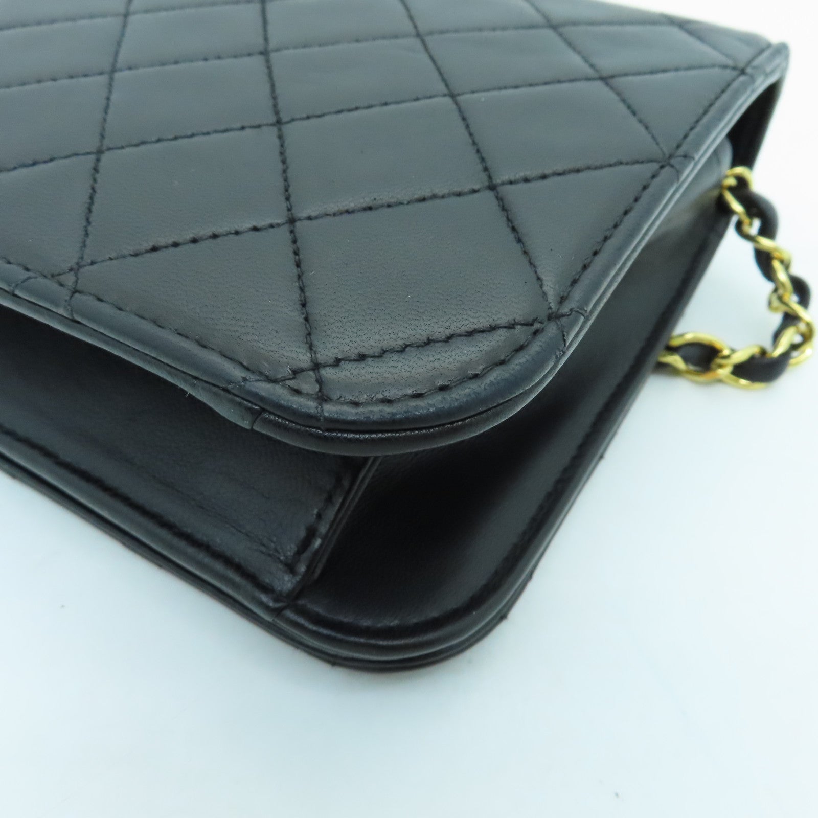 CHANEL rhombic sheepskin leather Chain Shoulder gold buckle chain shoulder bag black