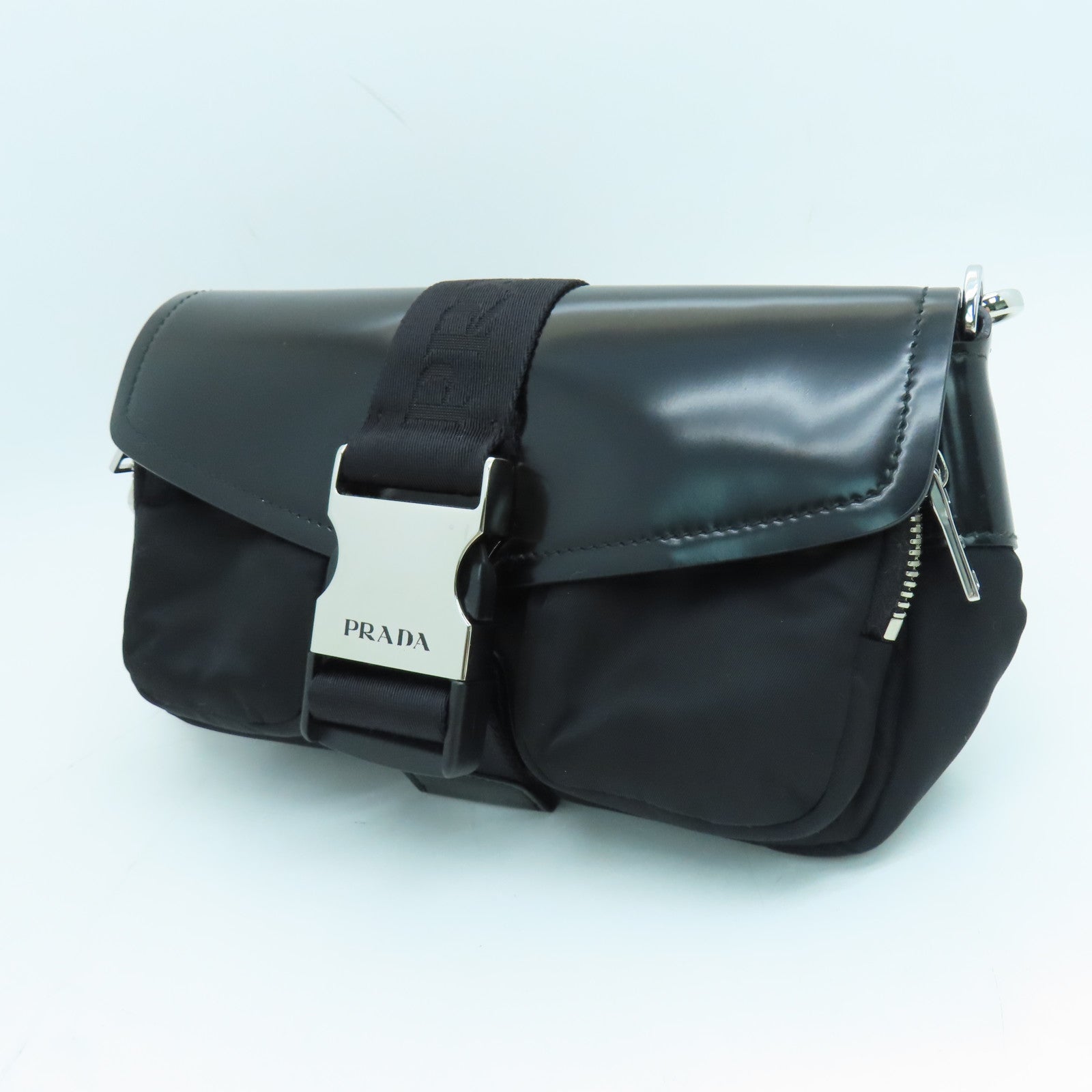 PRADA 尼龙Shoulder Bag银扣肩背袋黑色