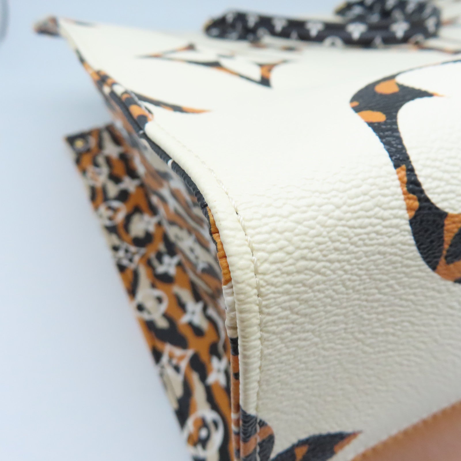 LOUIS VUITTON Monogram Jungle Onthego GM金扣手挽袋白色/棕色
