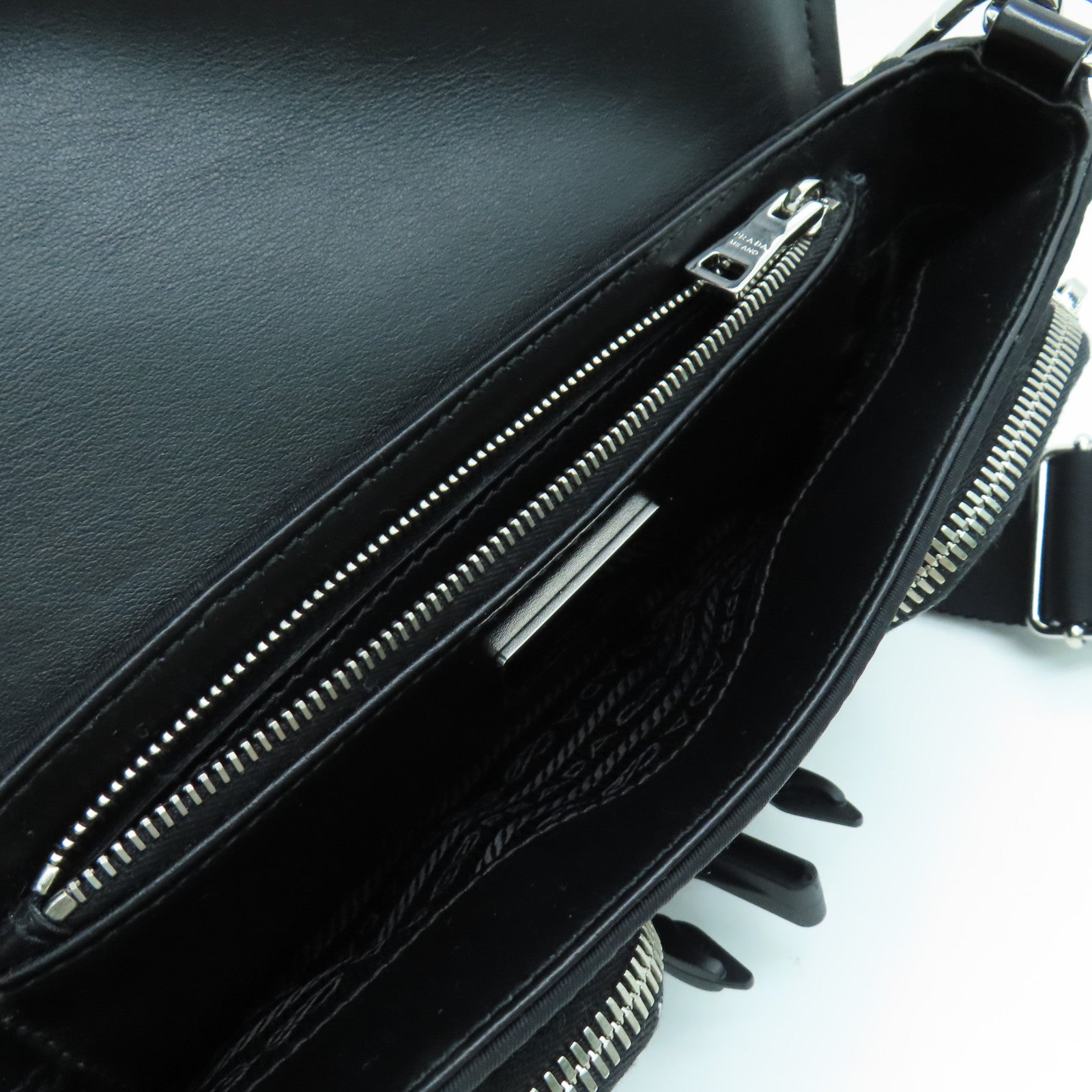 PRADA 尼龙Shoulder Bag银扣肩背袋黑色
