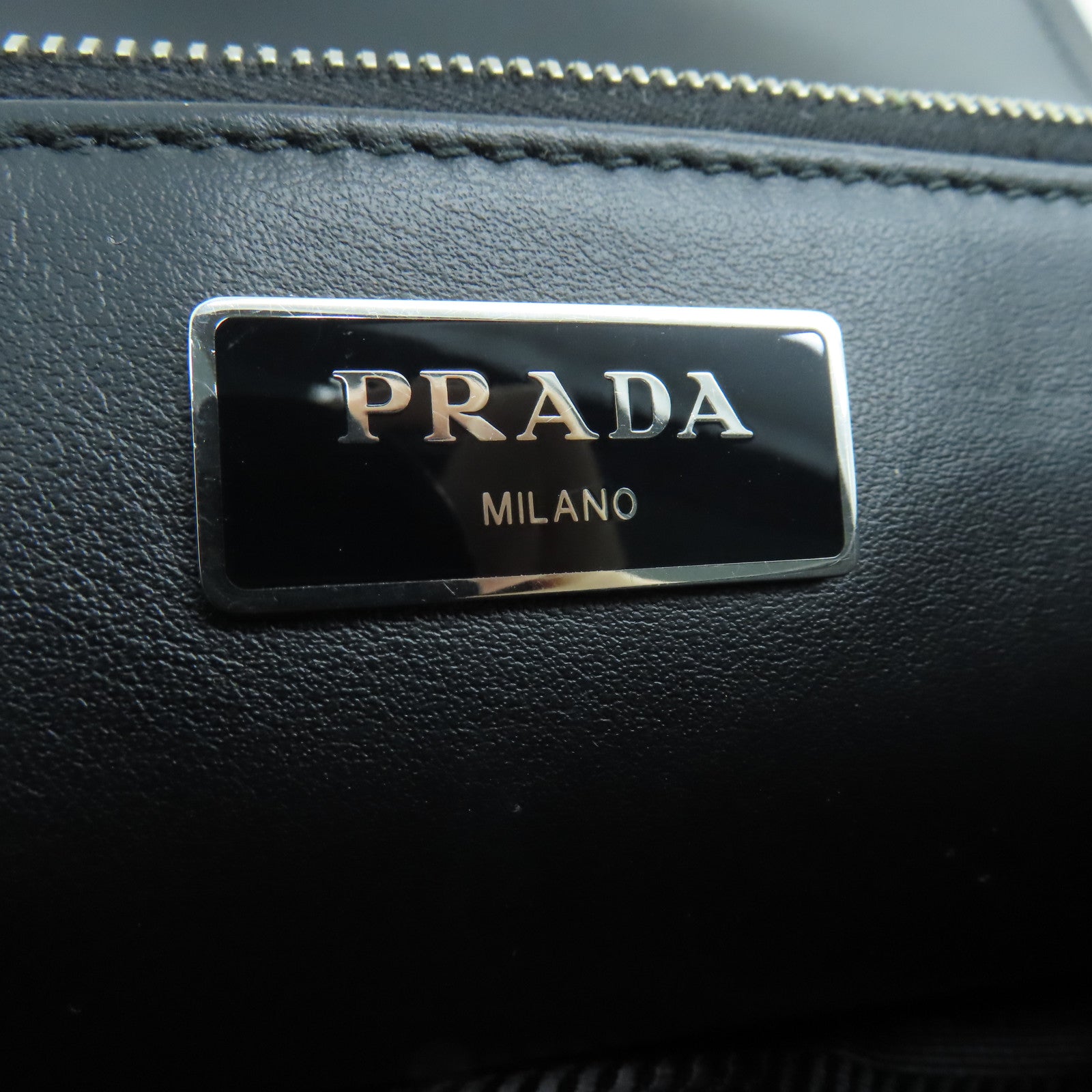 PRADA 尼龙Shoulder Bag银扣肩背袋黑色
