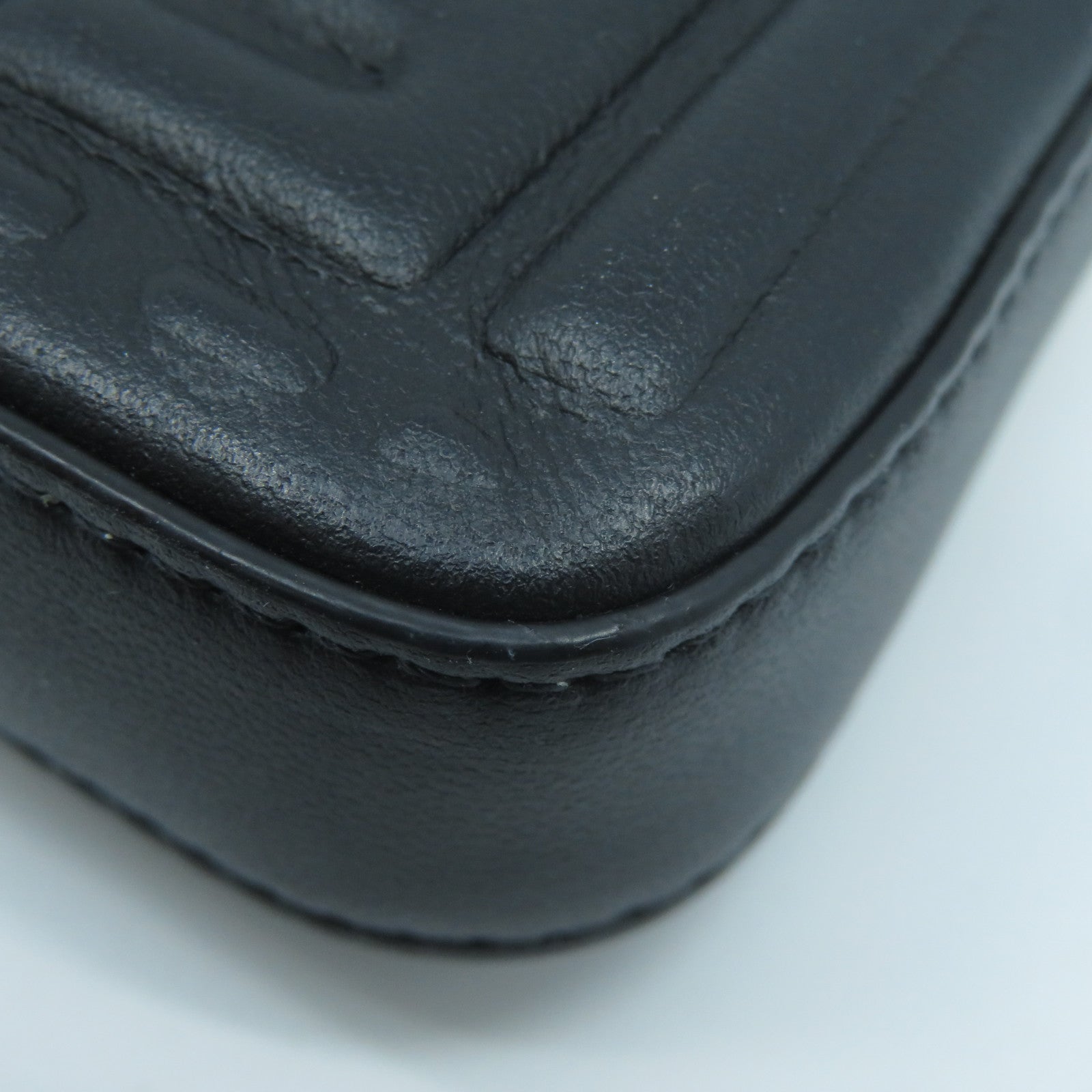 FENDI 牛皮皮革Card Case With Chain金扣鏈帶卡片套黑色