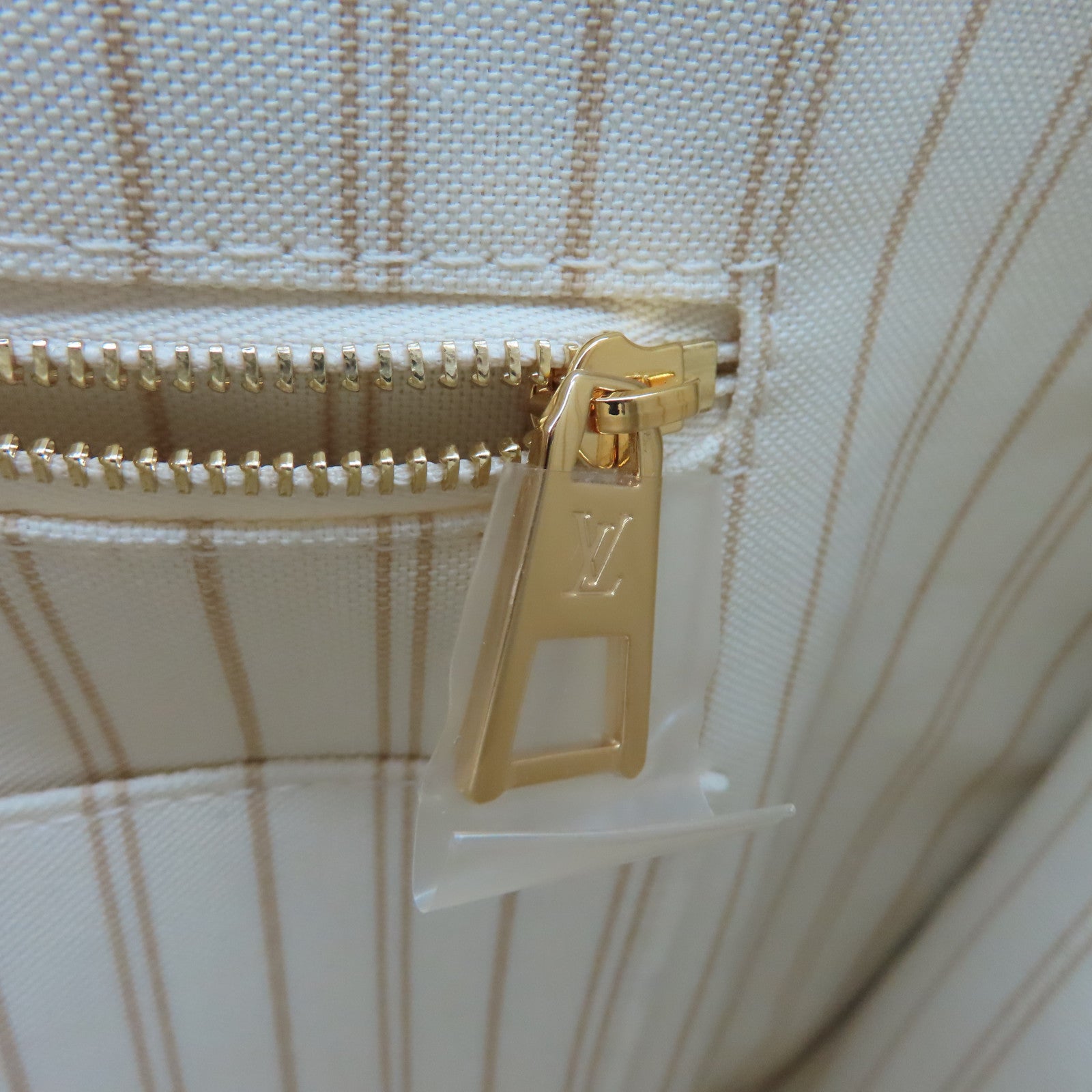 LOUIS VUITTON Monogram Jungle Onthego GM金扣手挽袋白色/棕色