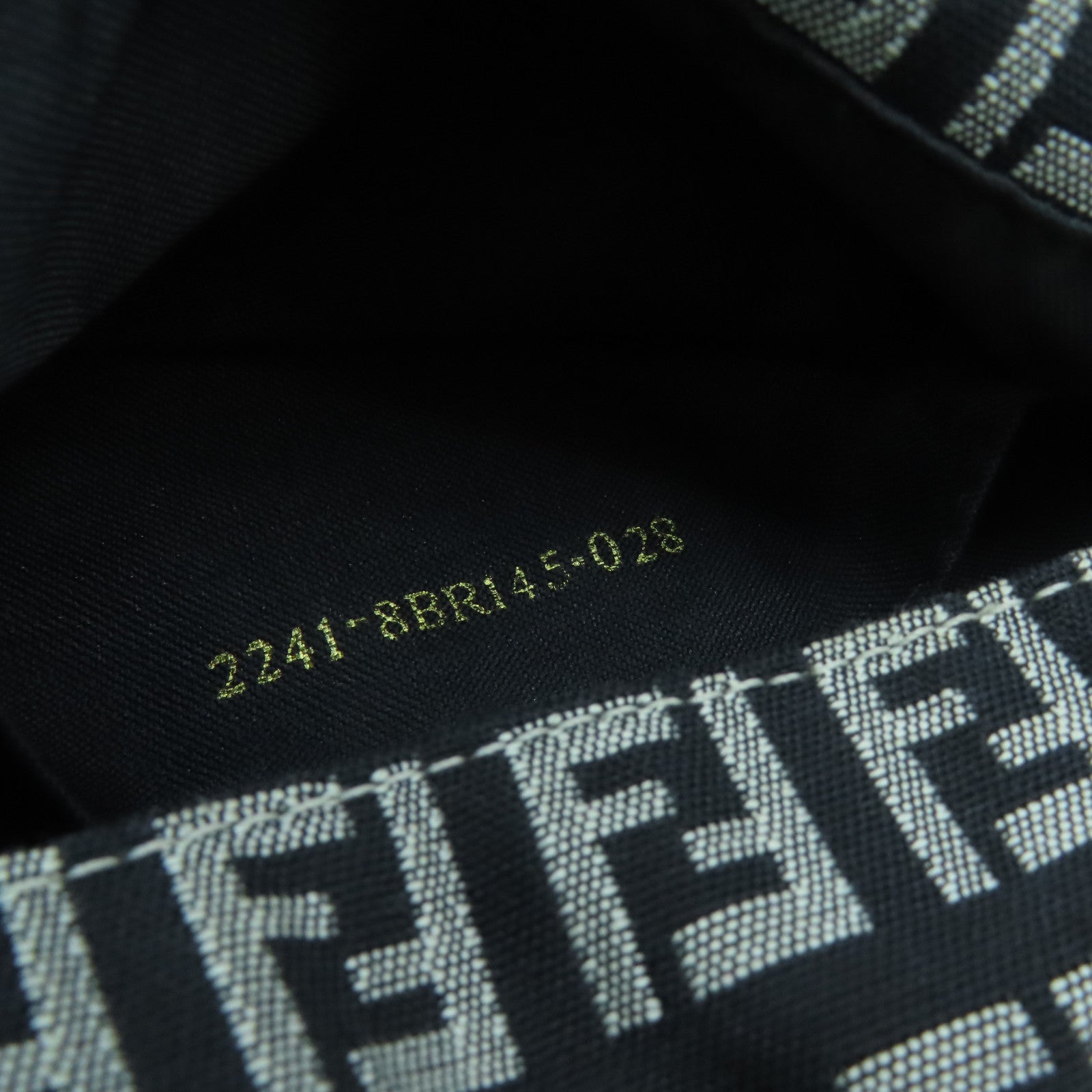 FENDI 帆布Shoulder Bag金扣肩背袋黑色/粉紅色