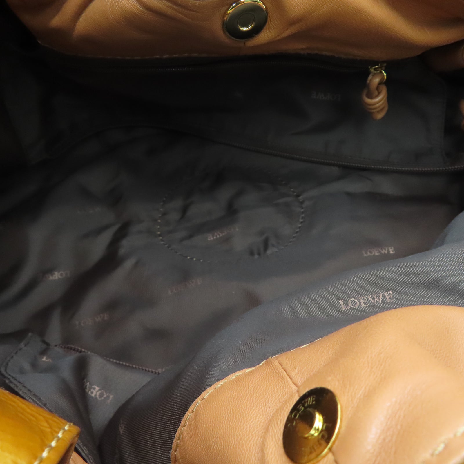 LOEWE 漆皮皮革Hand Bag金扣手挽袋金色