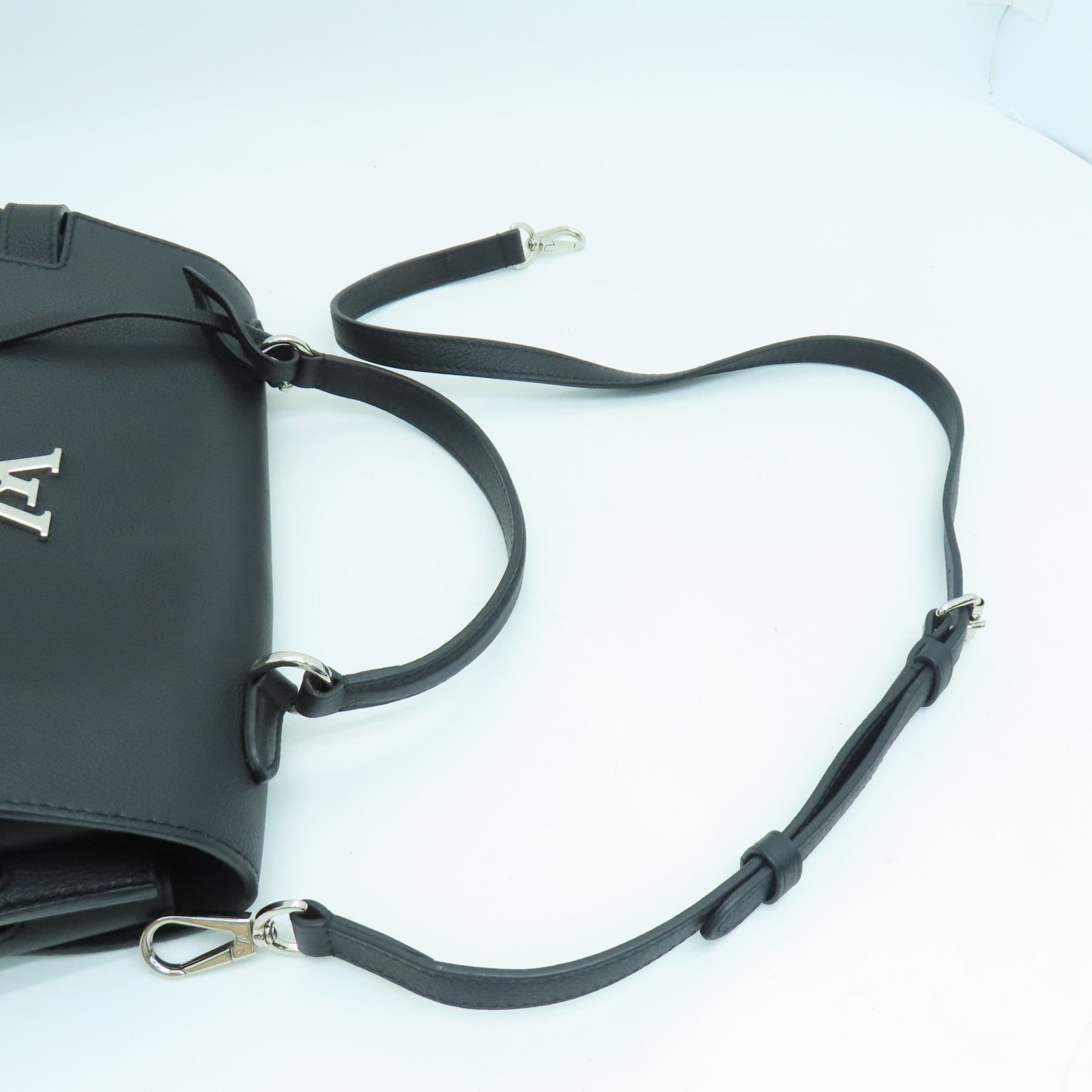 LOUIS VUITTON 牛皮皮革Lockme Ever 2 way Shoulder银扣手挽肩背两用袋黑色