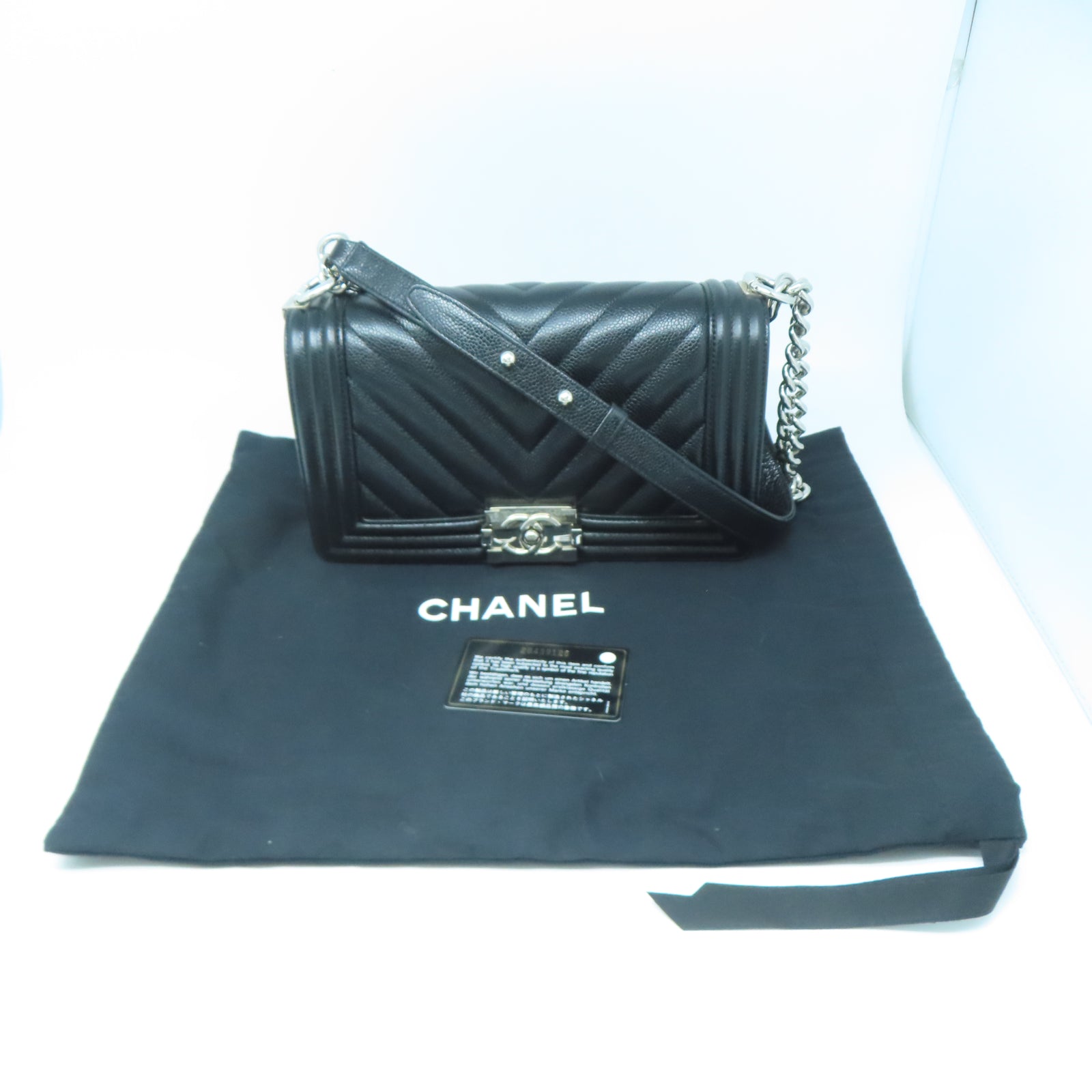 CHANEL 斜紋Caviar皮革Boy Chanel銀扣鏈帶肩背袋黑色