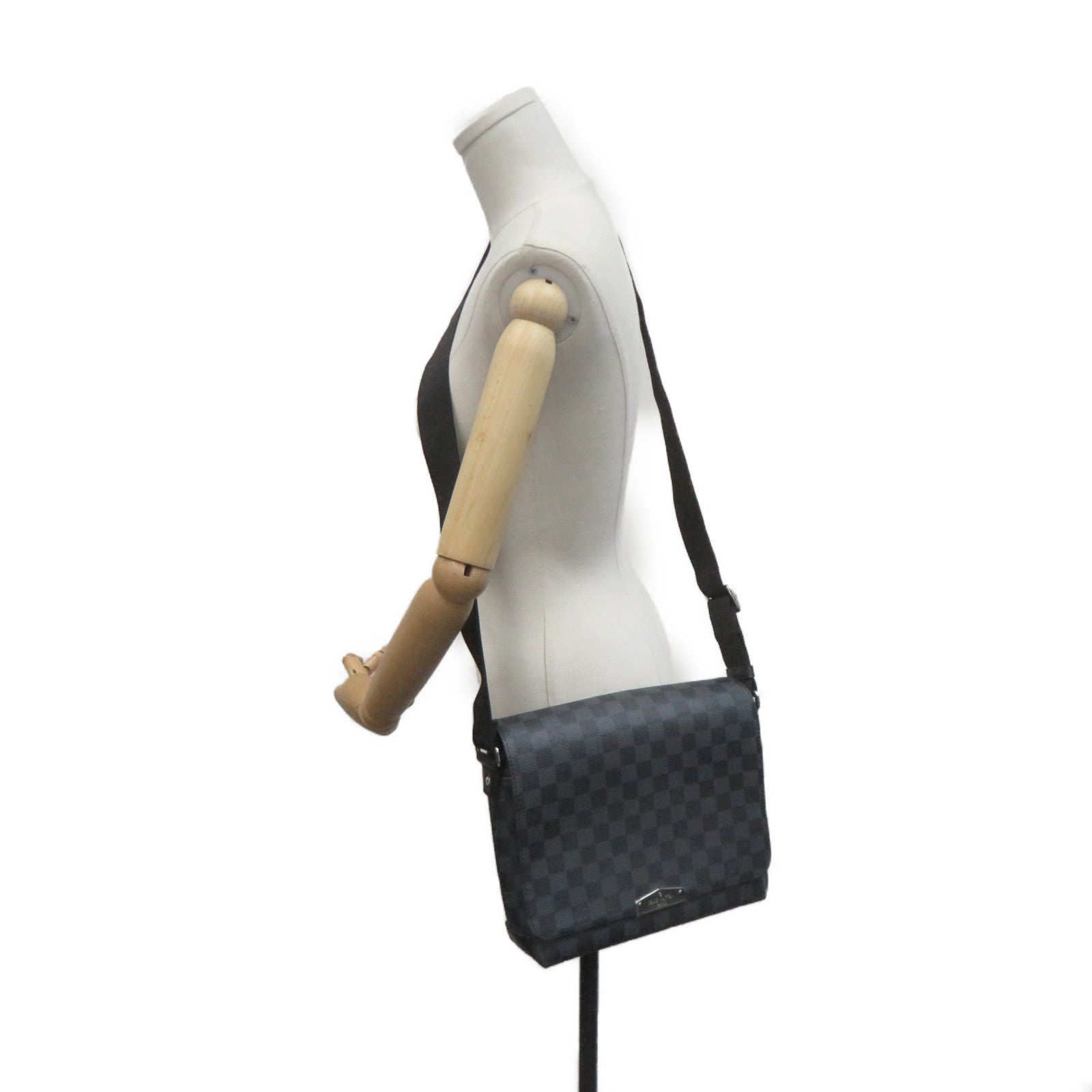 LOUIS VUITTON Damier Graphite District PM Shoulder Bag肩背袋黑色