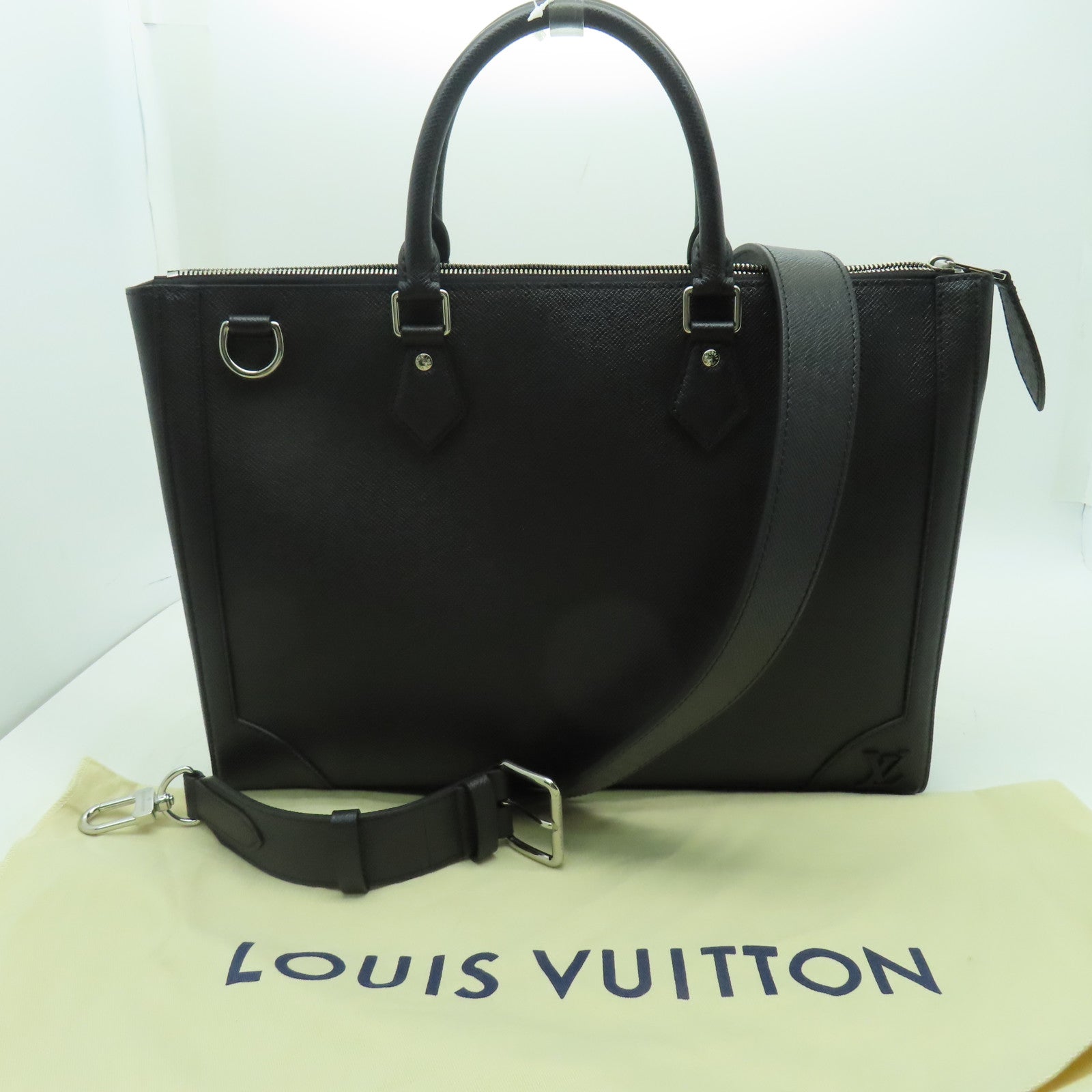 LOUIS VUITTON Taiga Slim Briefcase銀扣公事包黑色