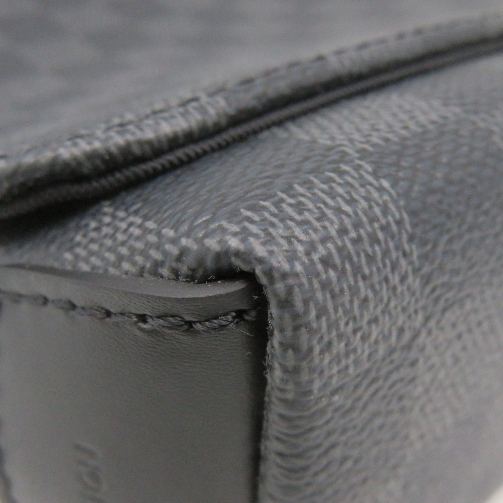 LOUIS VUITTON Damier Graphite District PM Shoulder Bag肩背袋黑色