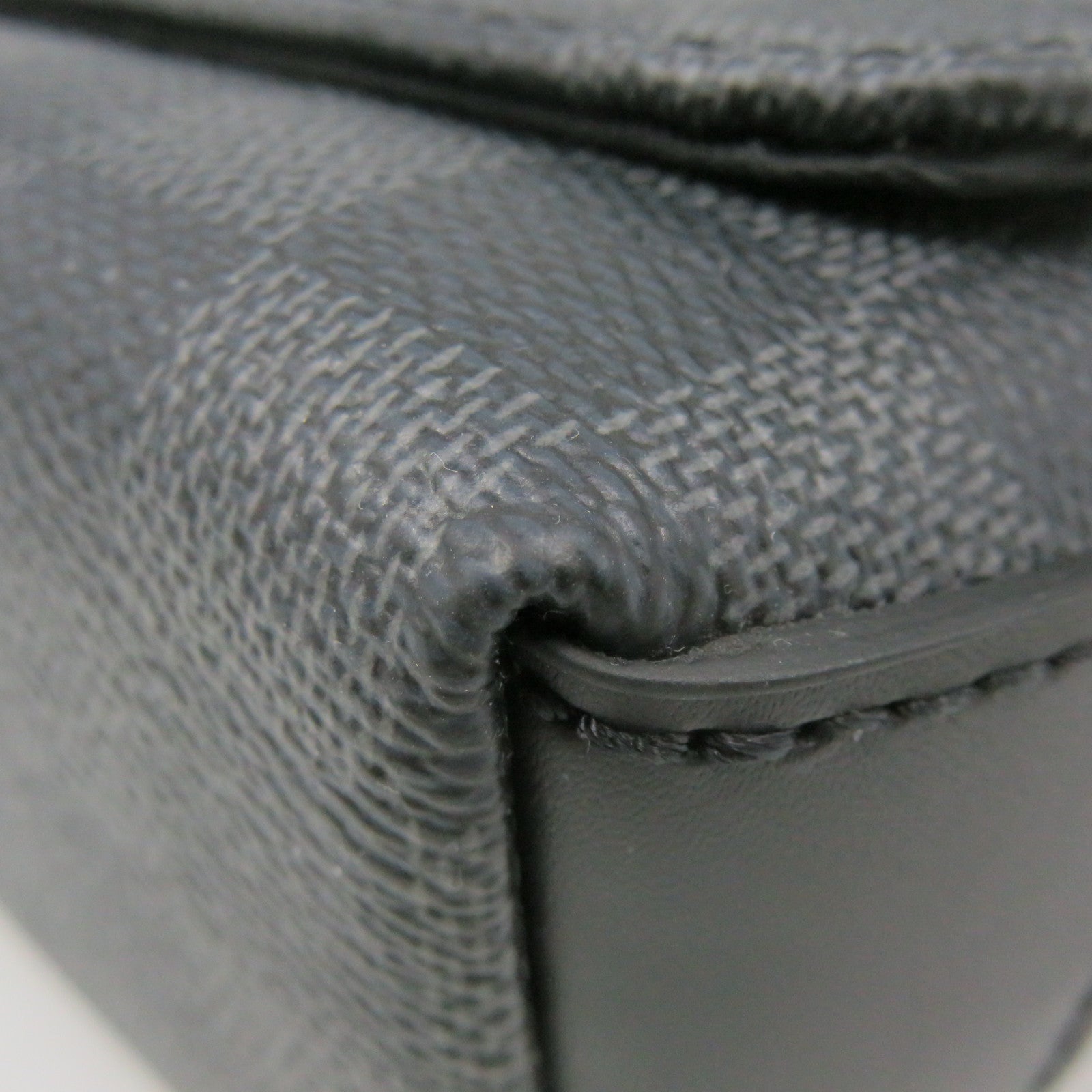 LOUIS VUITTON Damier Graphite District PM Shoulder Bag肩背袋黑色