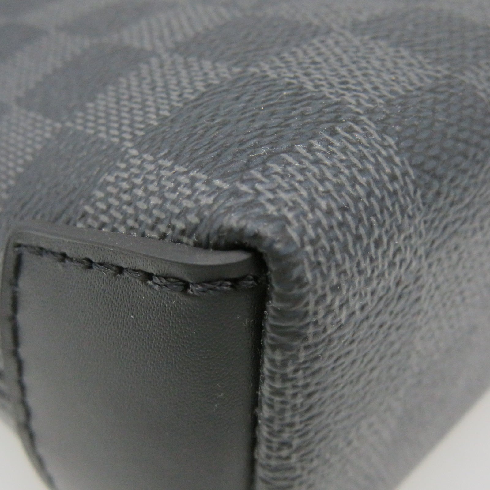 LOUIS VUITTON Damier Graphite District PM Shoulder Bag肩背袋黑色
