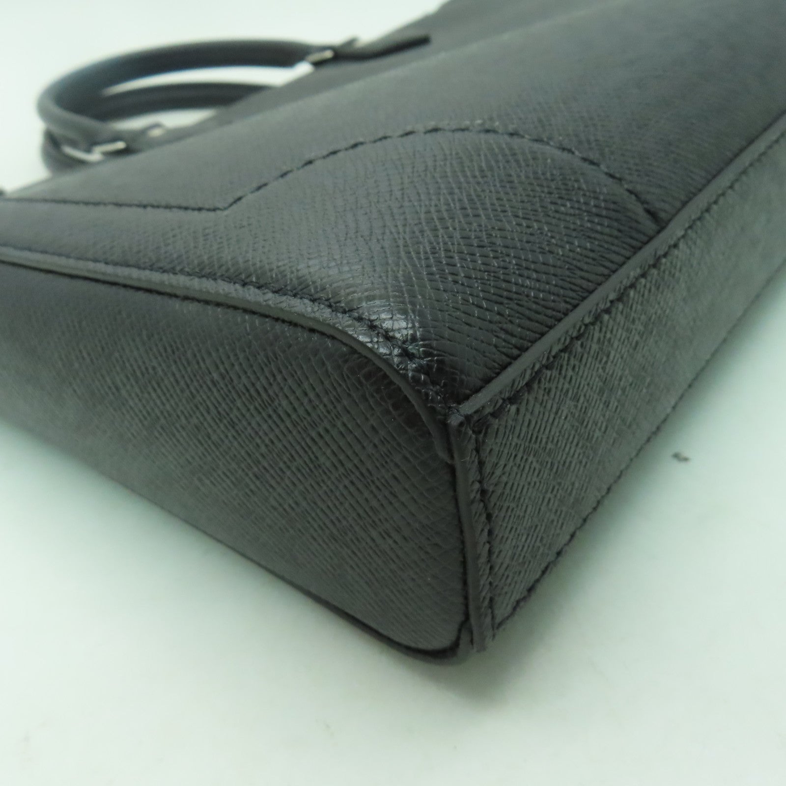 LOUIS VUITTON Taiga Slim Briefcase銀扣公事包黑色
