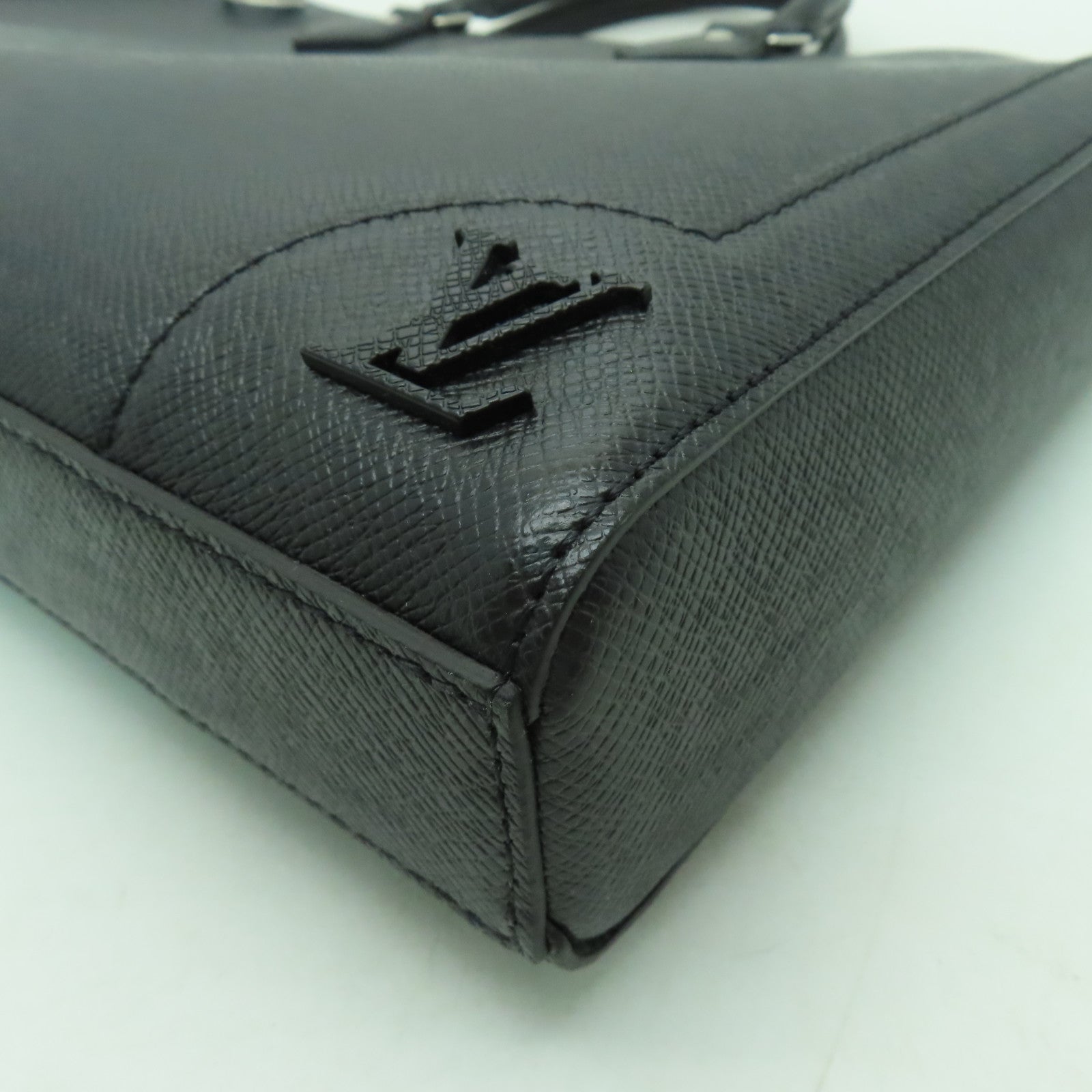LOUIS VUITTON Taiga Slim Briefcase銀扣公事包黑色