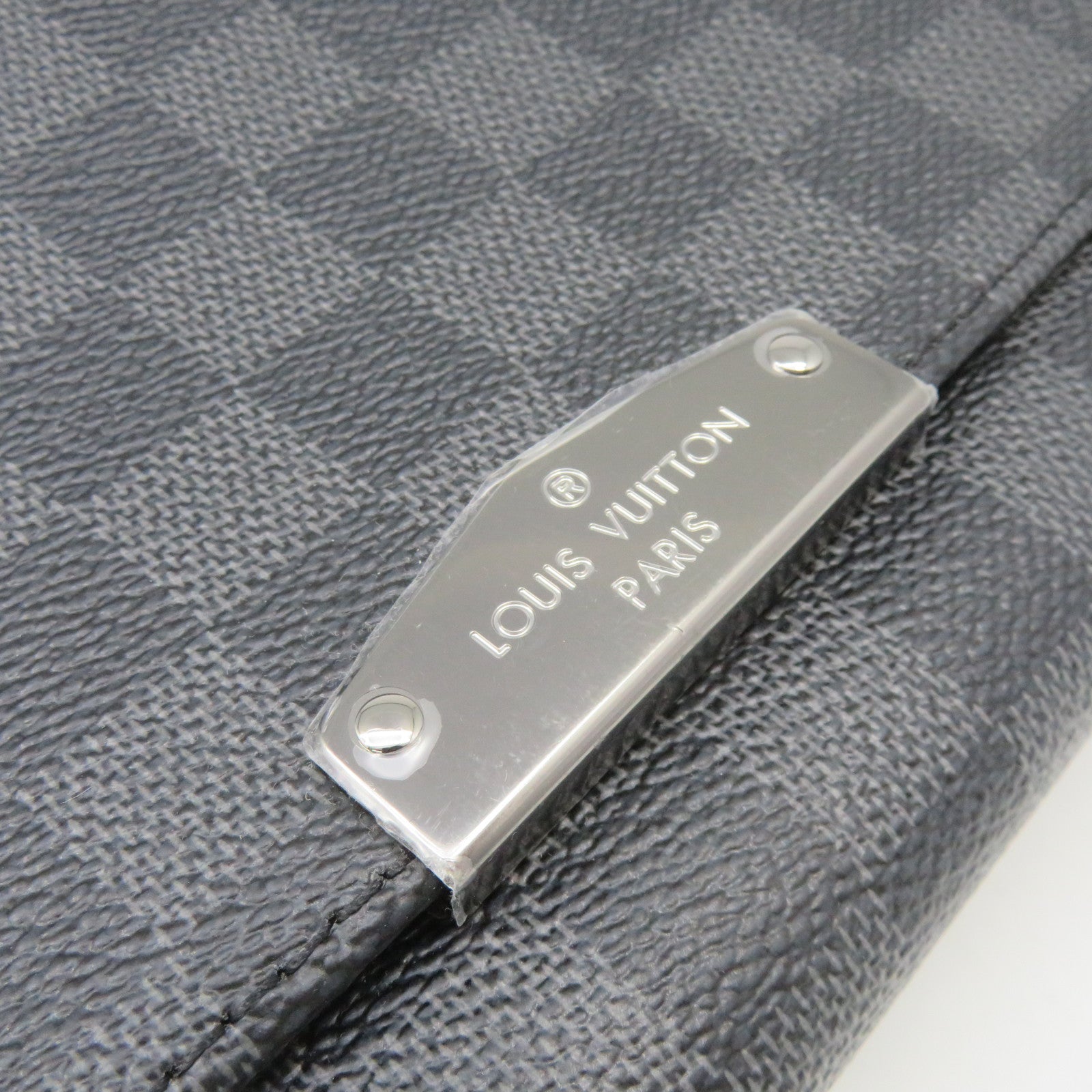 LOUIS VUITTON Damier Graphite District PM Shoulder Bag肩背袋黑色