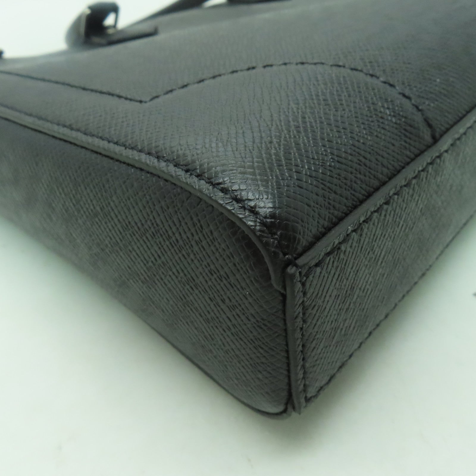 LOUIS VUITTON Taiga Slim Briefcase銀扣公事包黑色