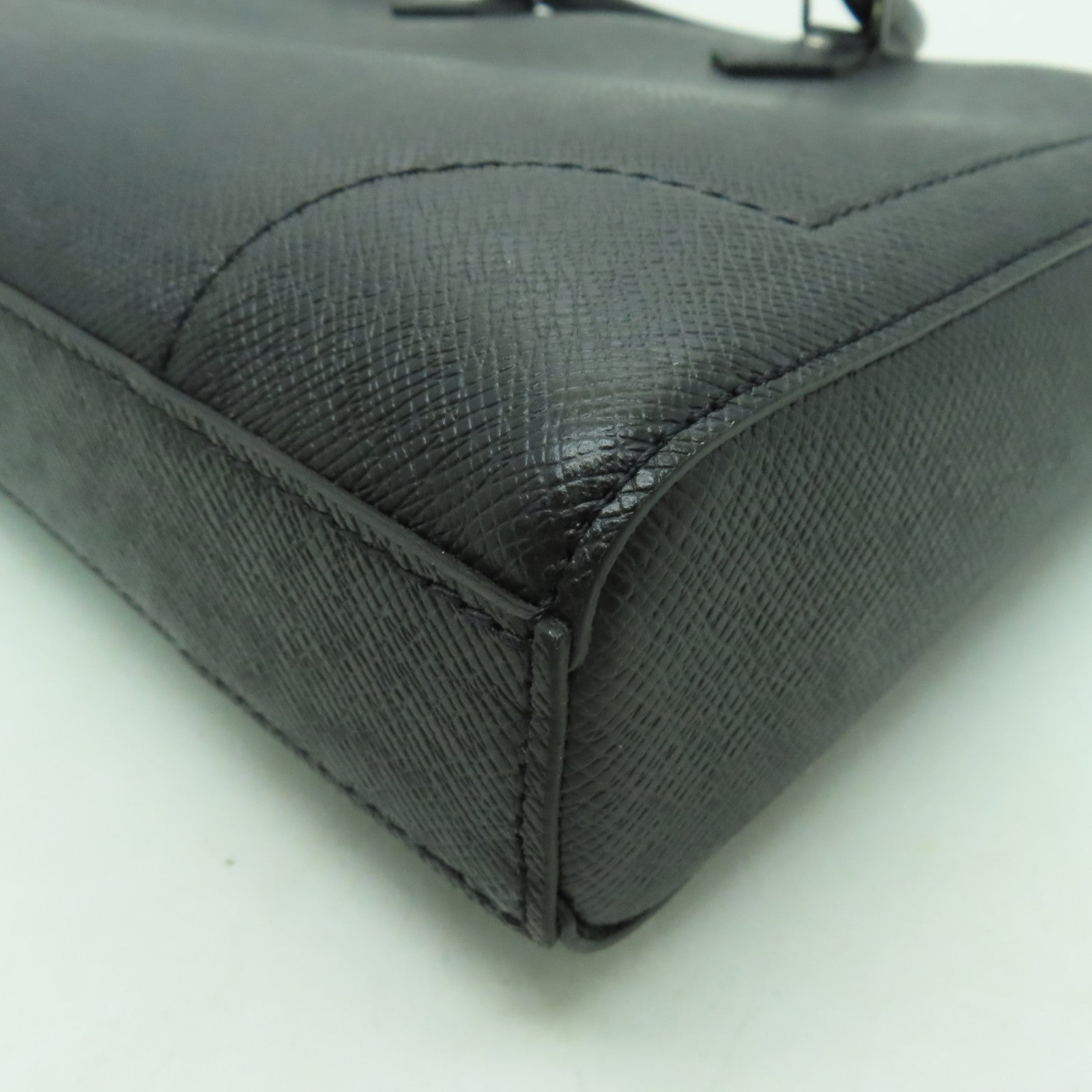 LOUIS VUITTON Taiga Slim Briefcase銀扣公事包黑色