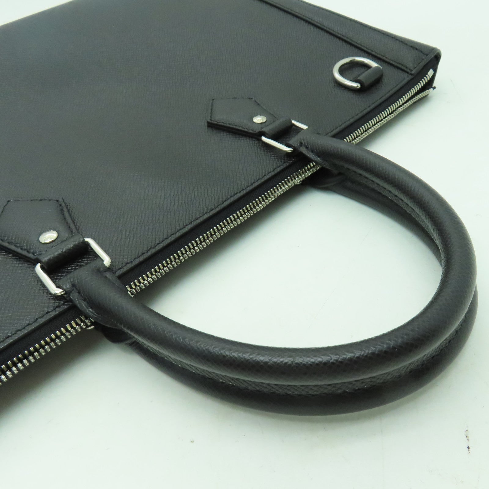 LOUIS VUITTON Taiga Slim Briefcase銀扣公事包黑色