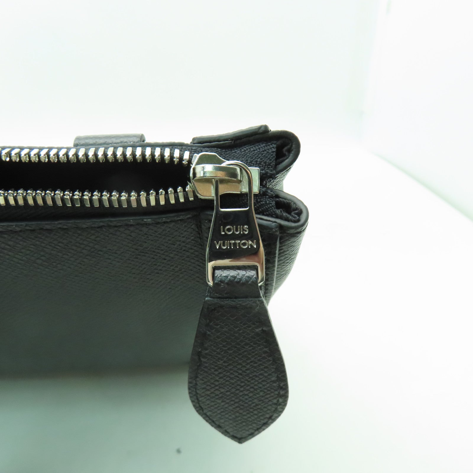 LOUIS VUITTON Taiga Slim Briefcase銀扣公事包黑色