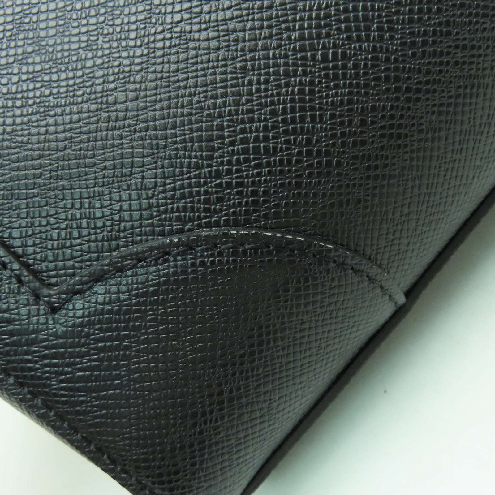 LOUIS VUITTON Taiga Slim Briefcase銀扣公事包黑色