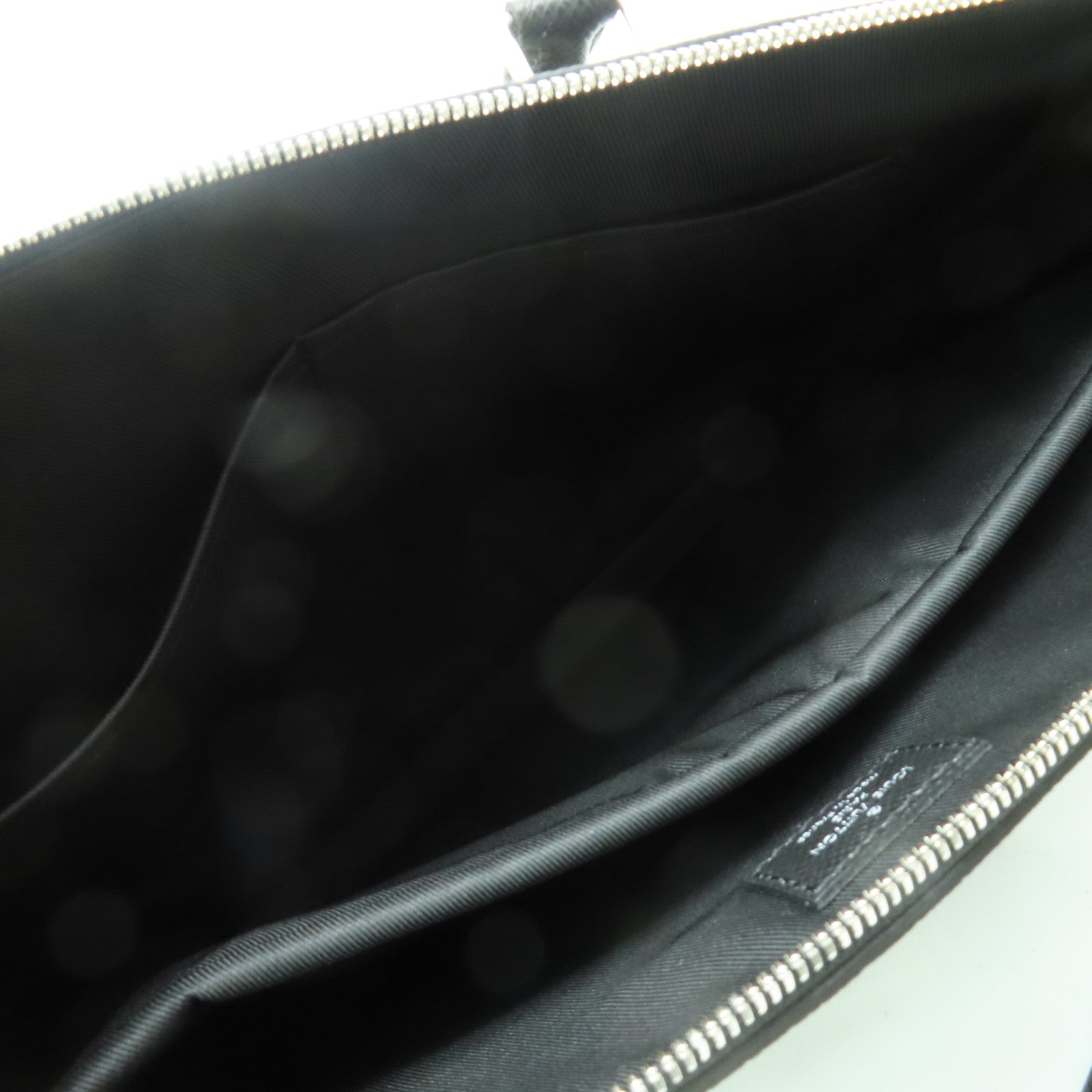 LOUIS VUITTON Taiga Slim Briefcase銀扣公事包黑色