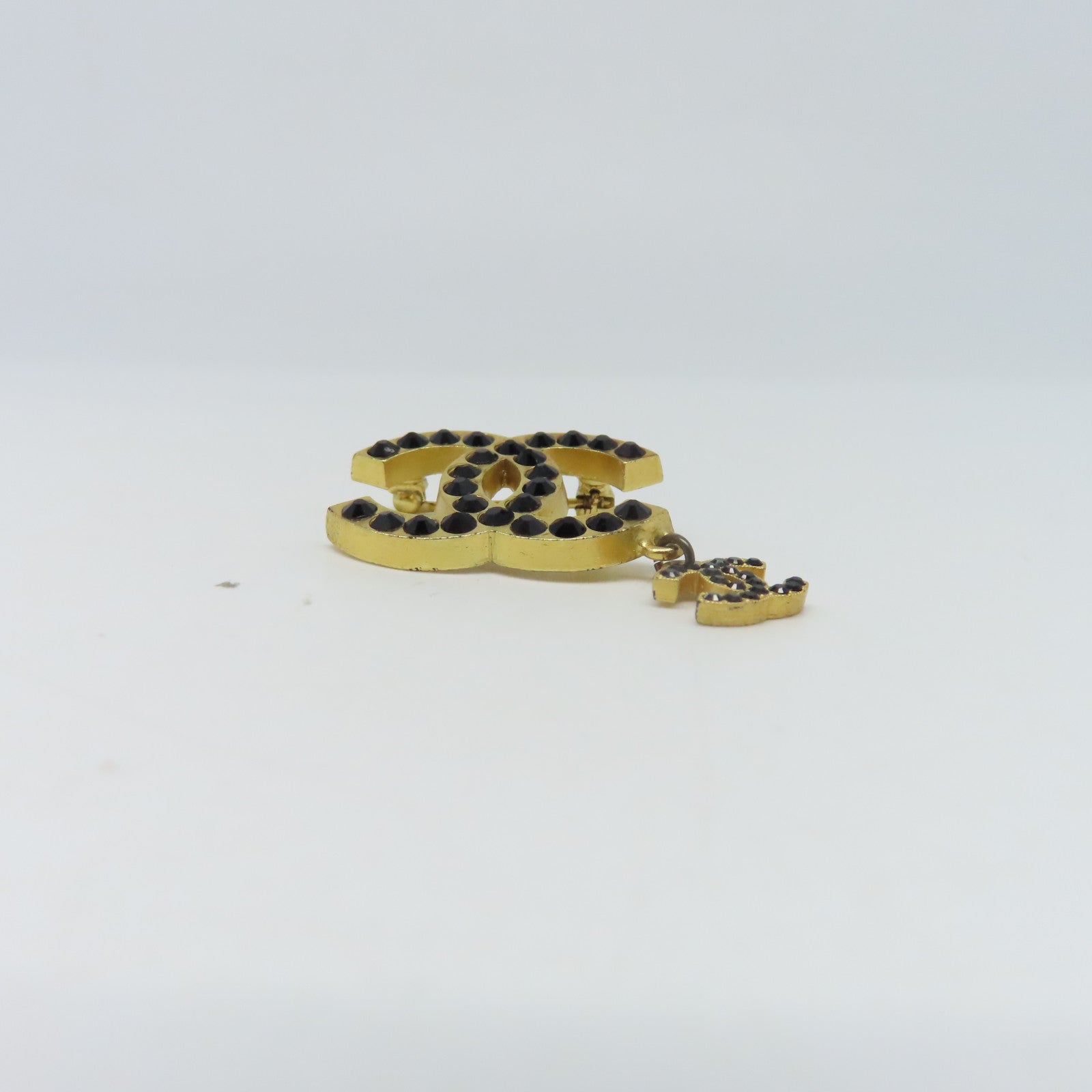 CHANEL 金屬Brooch 01/A金扣胸針黑色/金色