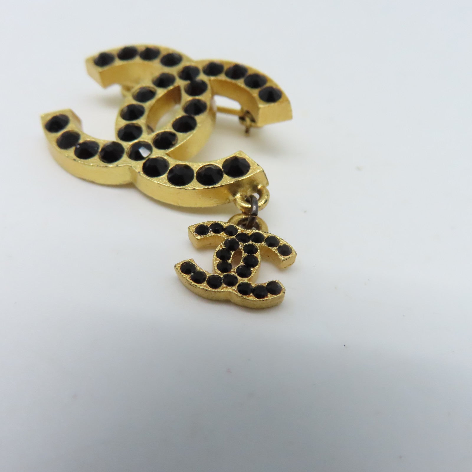 CHANEL 金屬Brooch 01/A金扣胸針黑色/金色