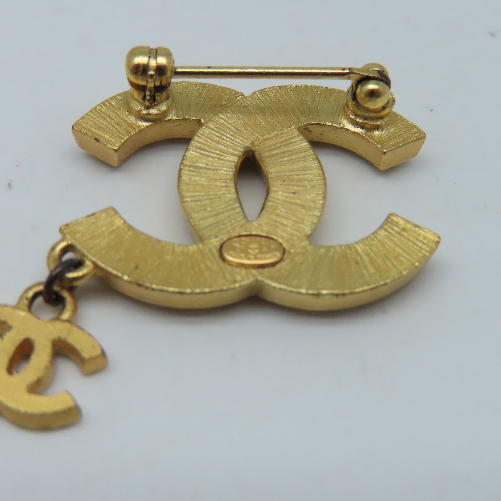 CHANEL 金屬Brooch 01/A金扣胸針黑色/金色