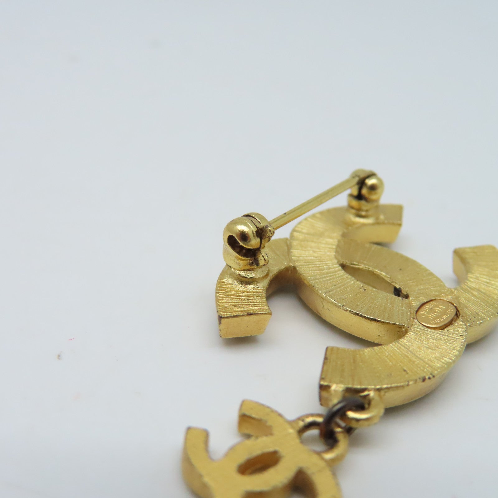CHANEL 金屬Brooch 01/A金扣胸針黑色/金色