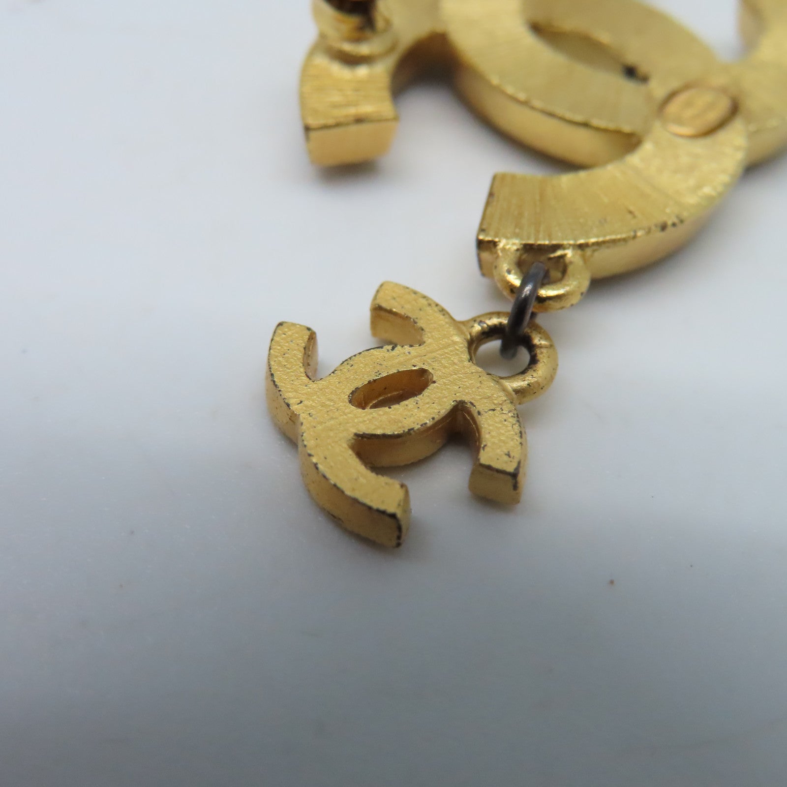CHANEL 金屬Brooch 01/A金扣胸針黑色/金色