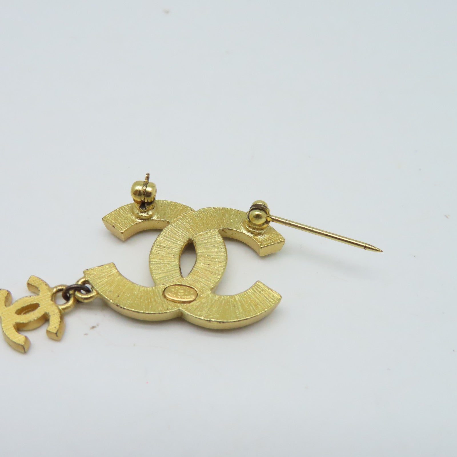 CHANEL 金屬Brooch 01/A金扣胸針黑色/金色