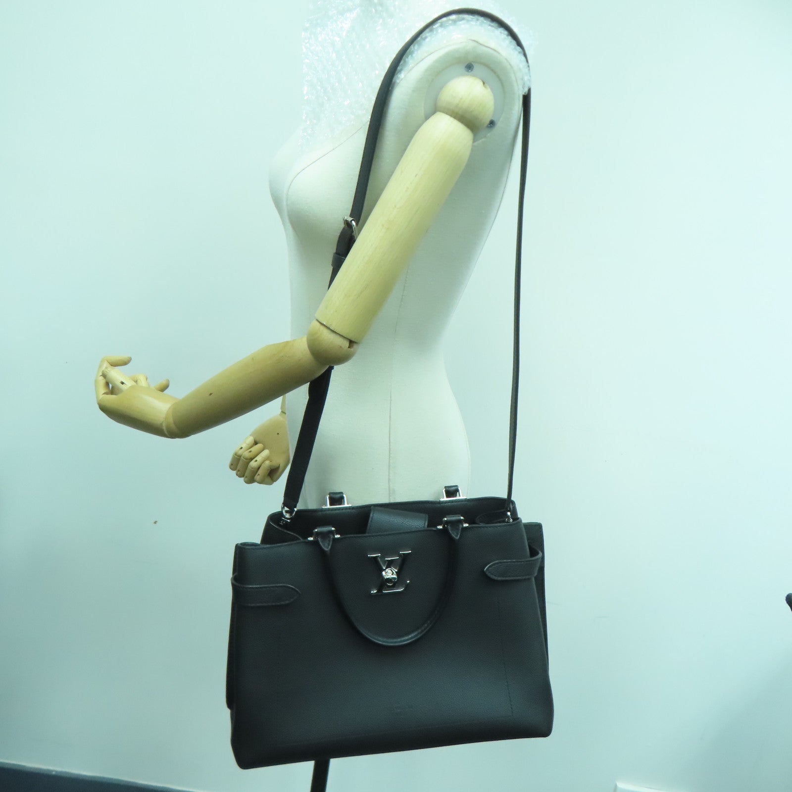 LOUIS VUITTON 牛皮皮革Lockme Day銀扣手挽肩背兩用袋黑色