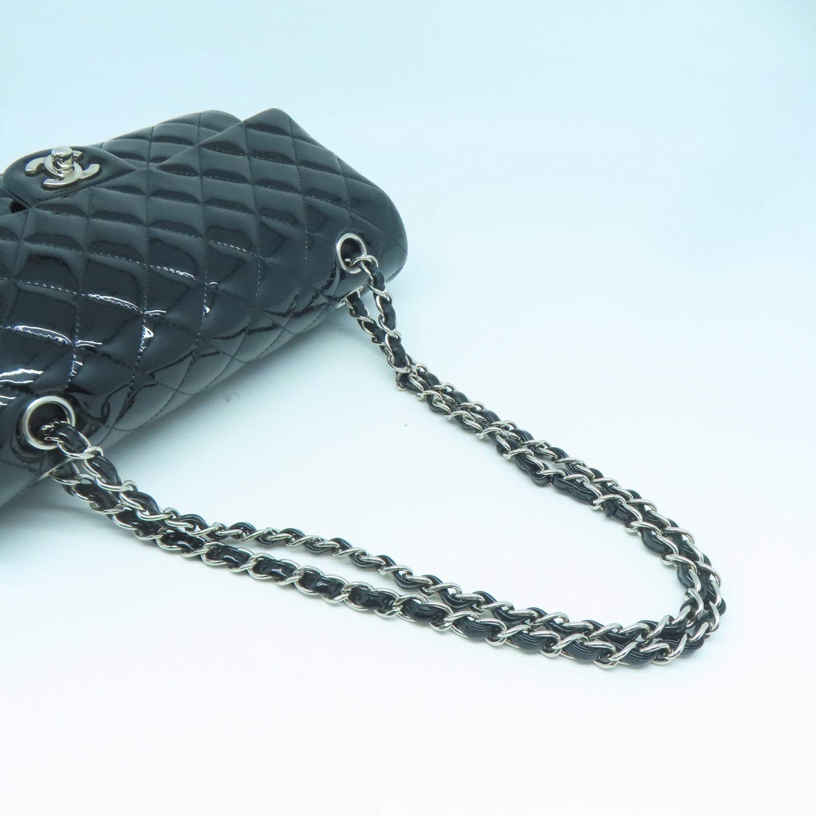 CHANEL 漆皮皮革Enamel Classic 25cm銀扣鏈帶肩背袋黑色