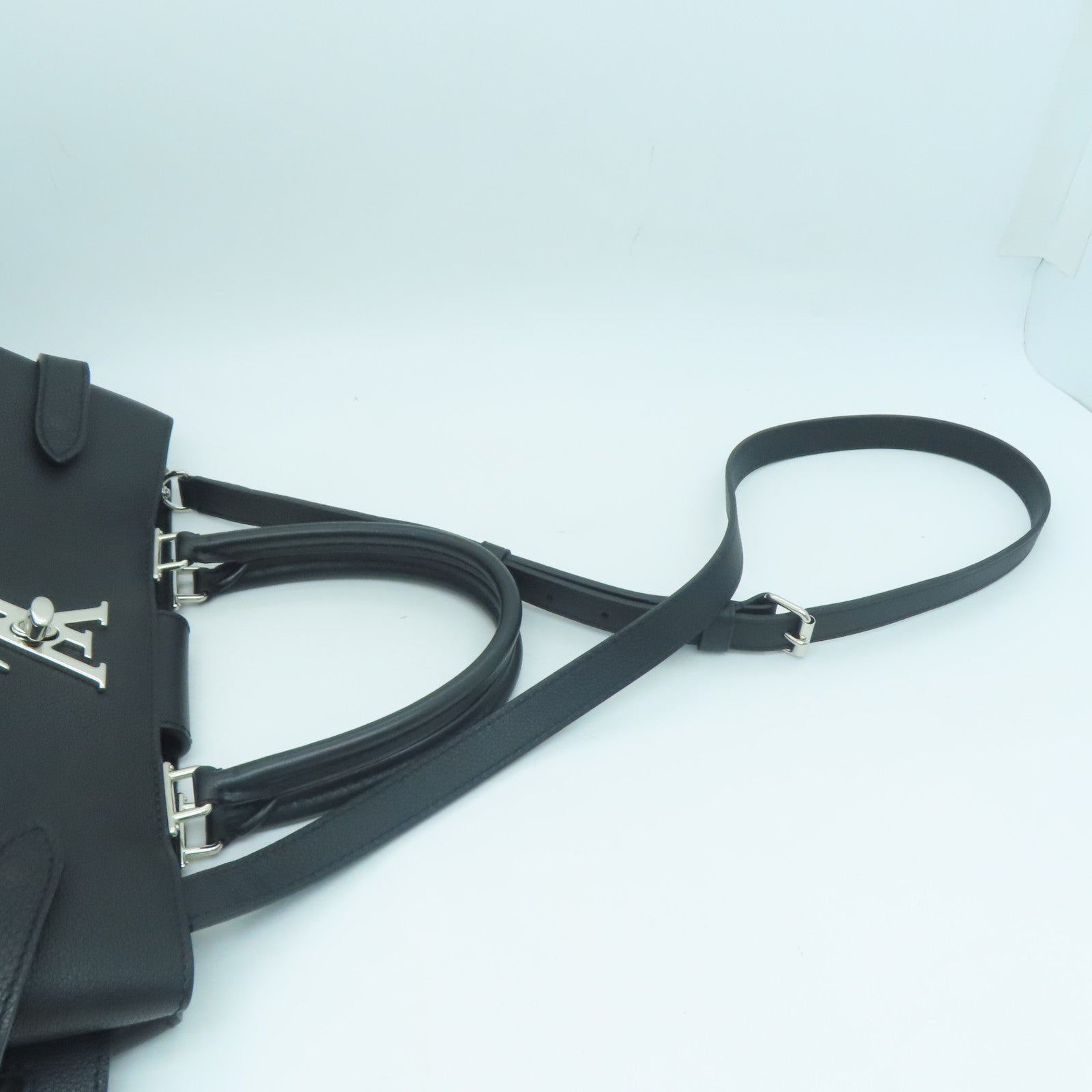 LOUIS VUITTON 牛皮皮革Lockme Day銀扣手挽肩背兩用袋黑色