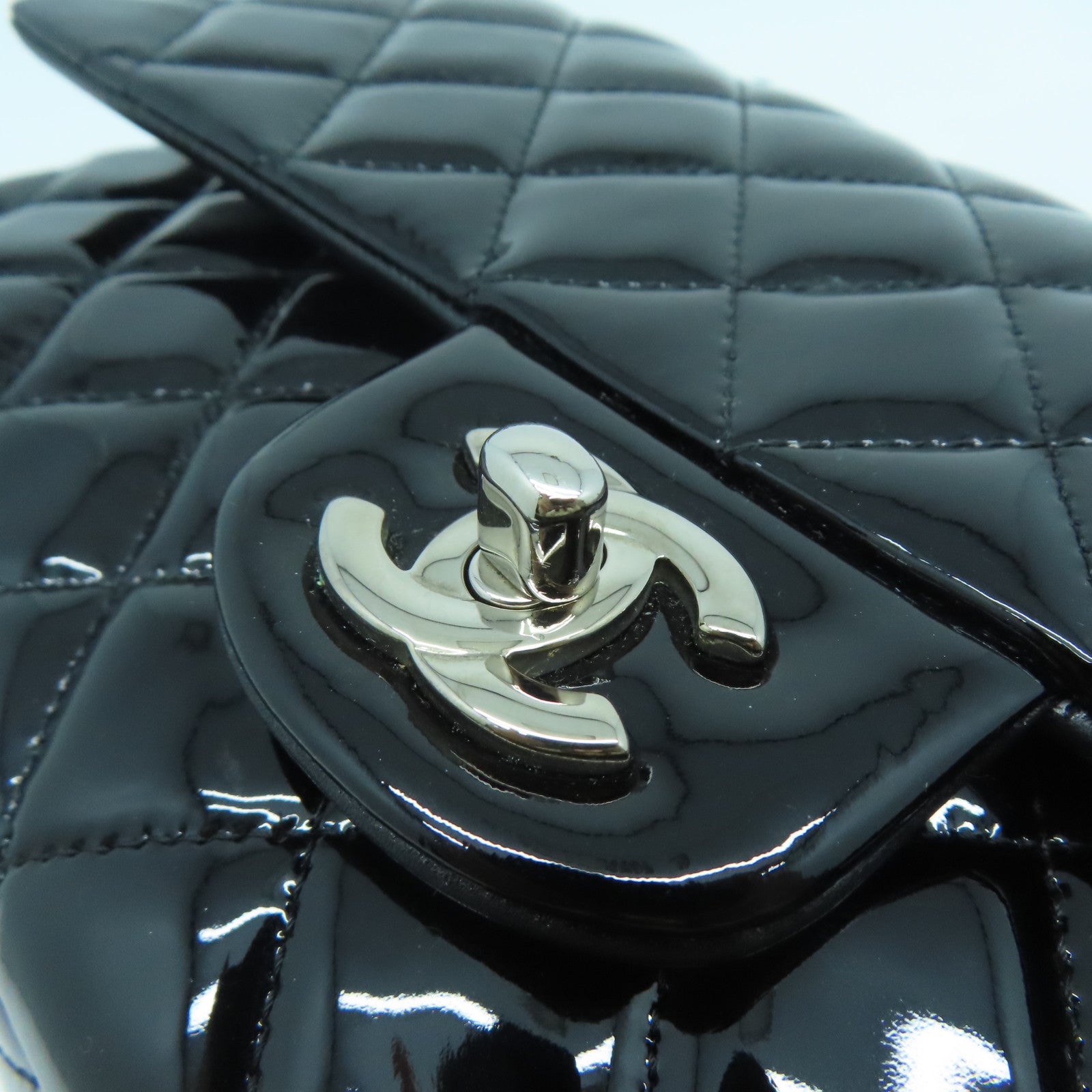 CHANEL 漆皮皮革Enamel Classic 25cm銀扣鏈帶肩背袋黑色
