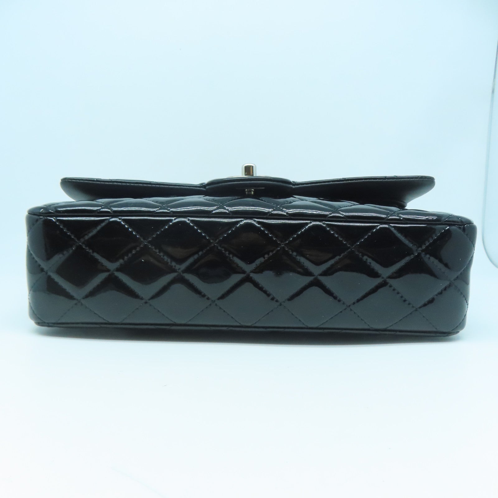 CHANEL 漆皮皮革Enamel Classic 25cm銀扣鏈帶肩背袋黑色