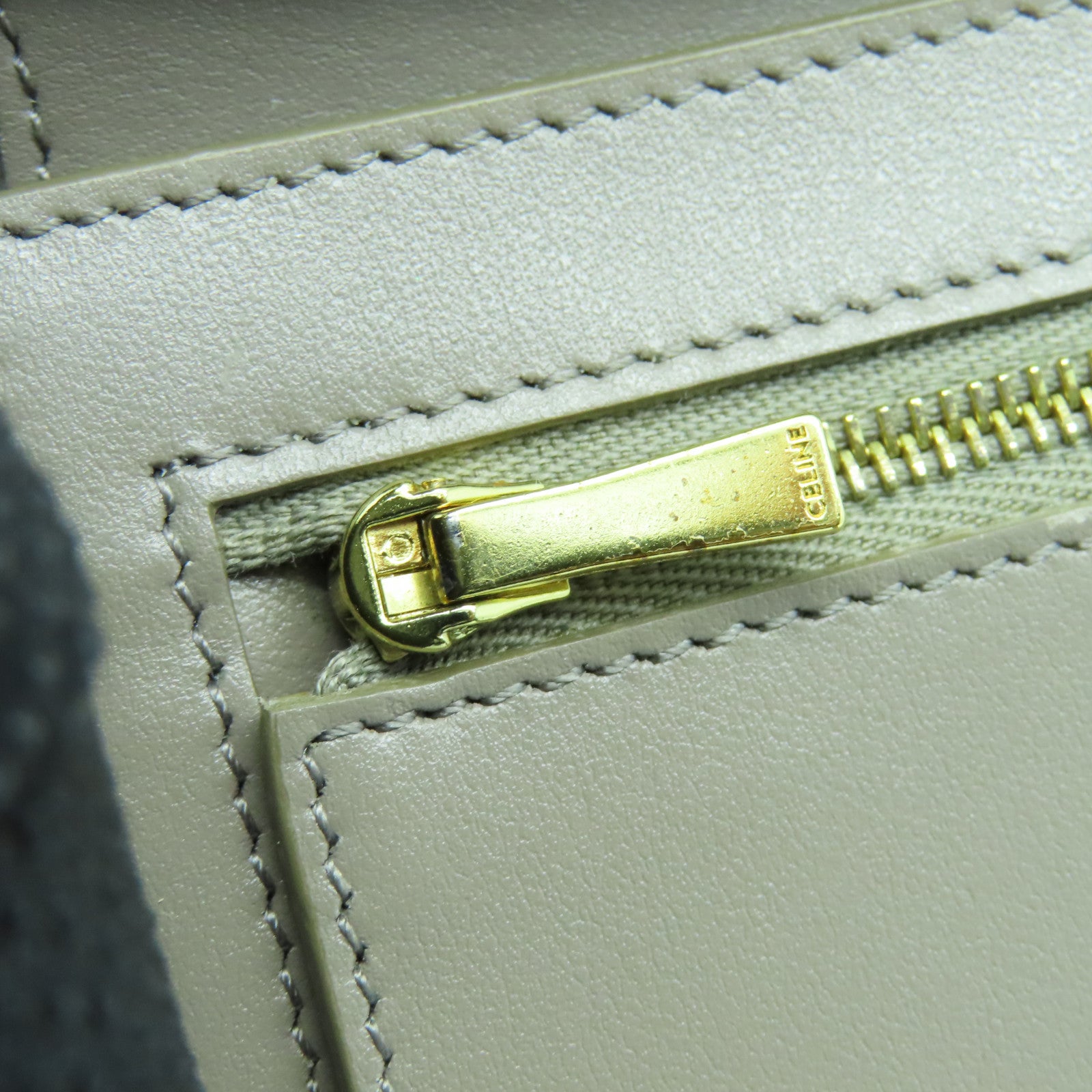 CELINE 牛皮皮革Medium Strap Wallet金扣钱包灰色