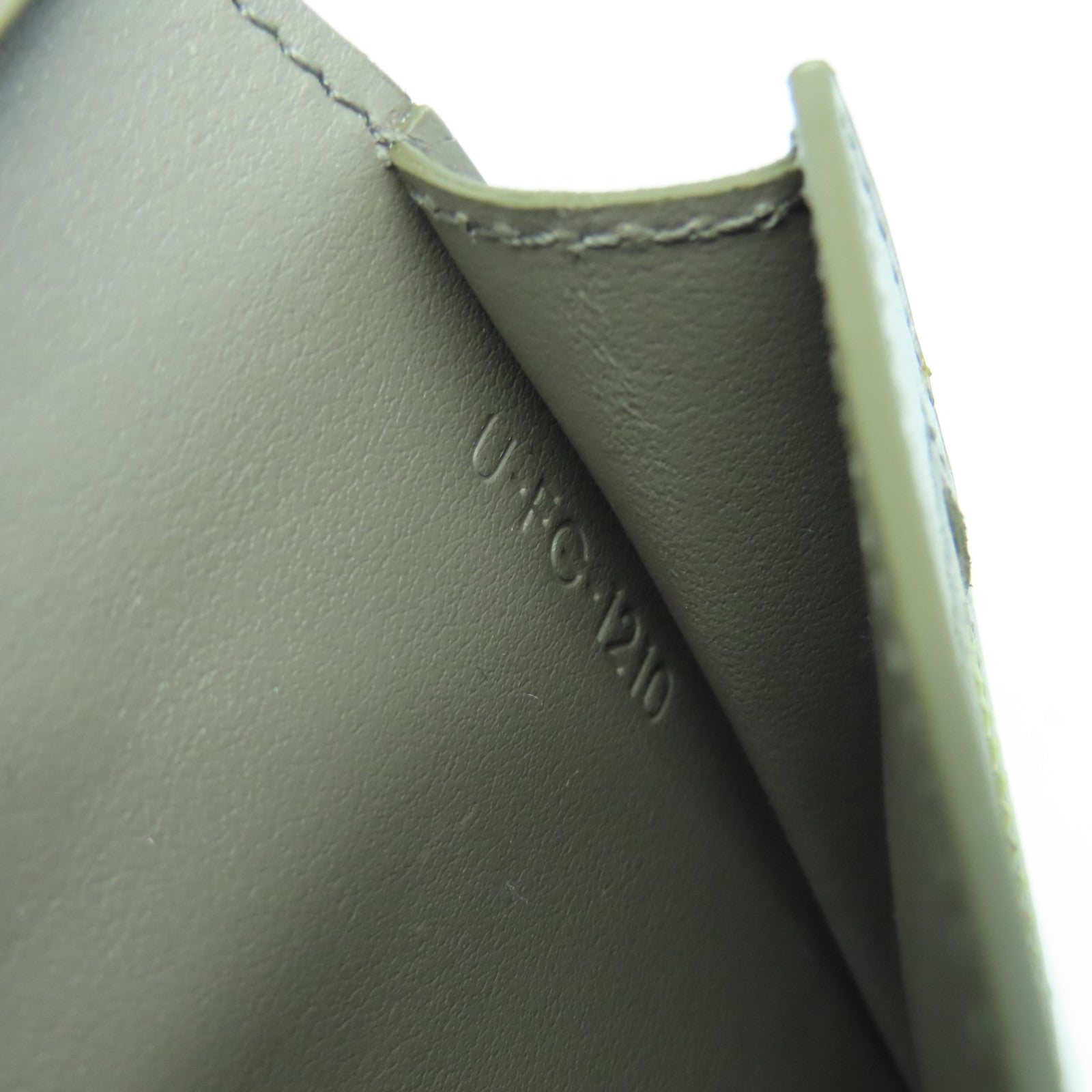 CELINE 牛皮皮革Medium Strap Wallet金扣钱包灰色