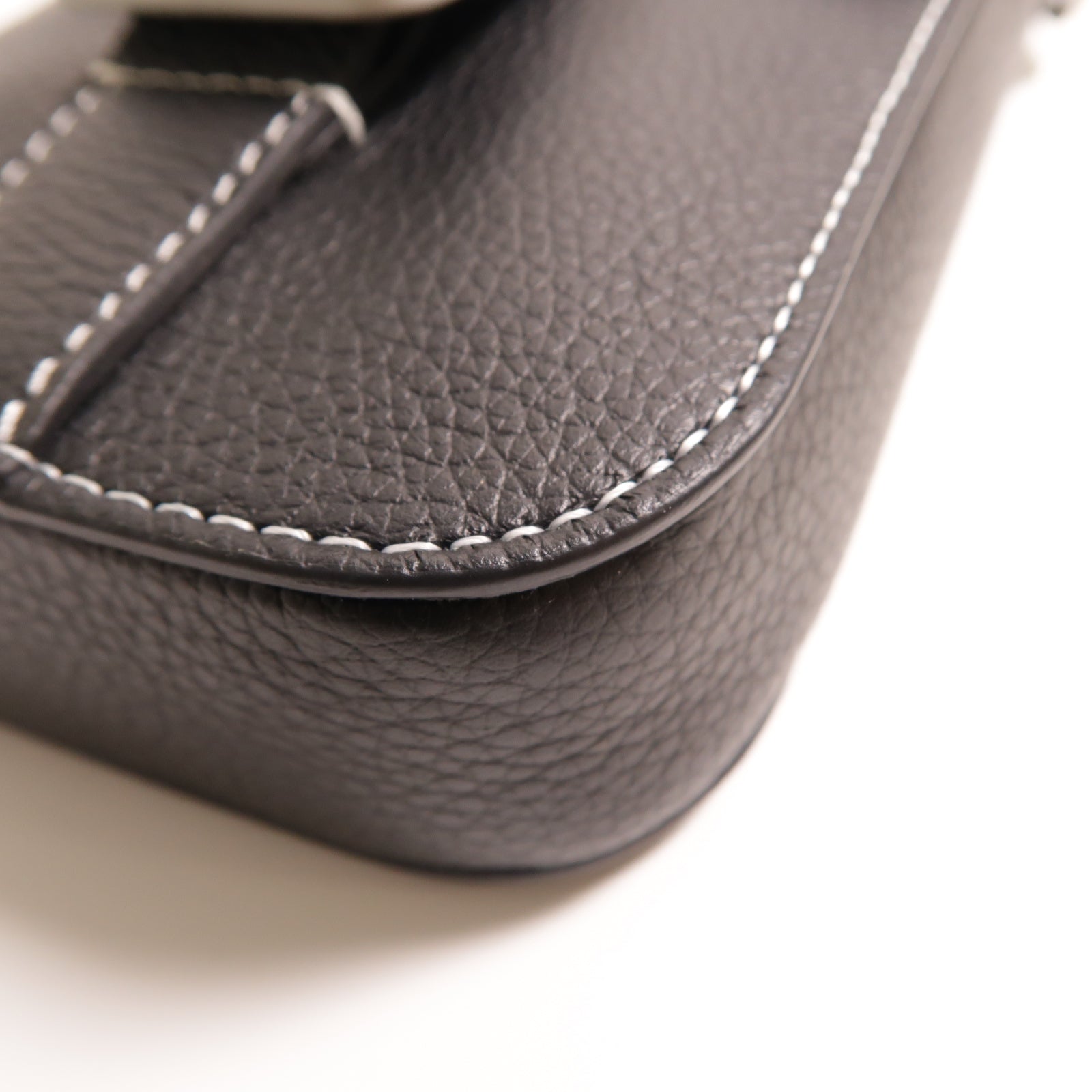 Dior 牛皮皮革Vertical Pouch With Strap銀扣肩背袋黑色