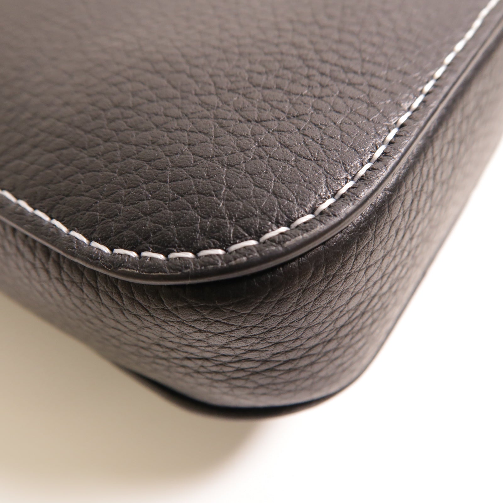 Dior 牛皮皮革Vertical Pouch With Strap銀扣肩背袋黑色