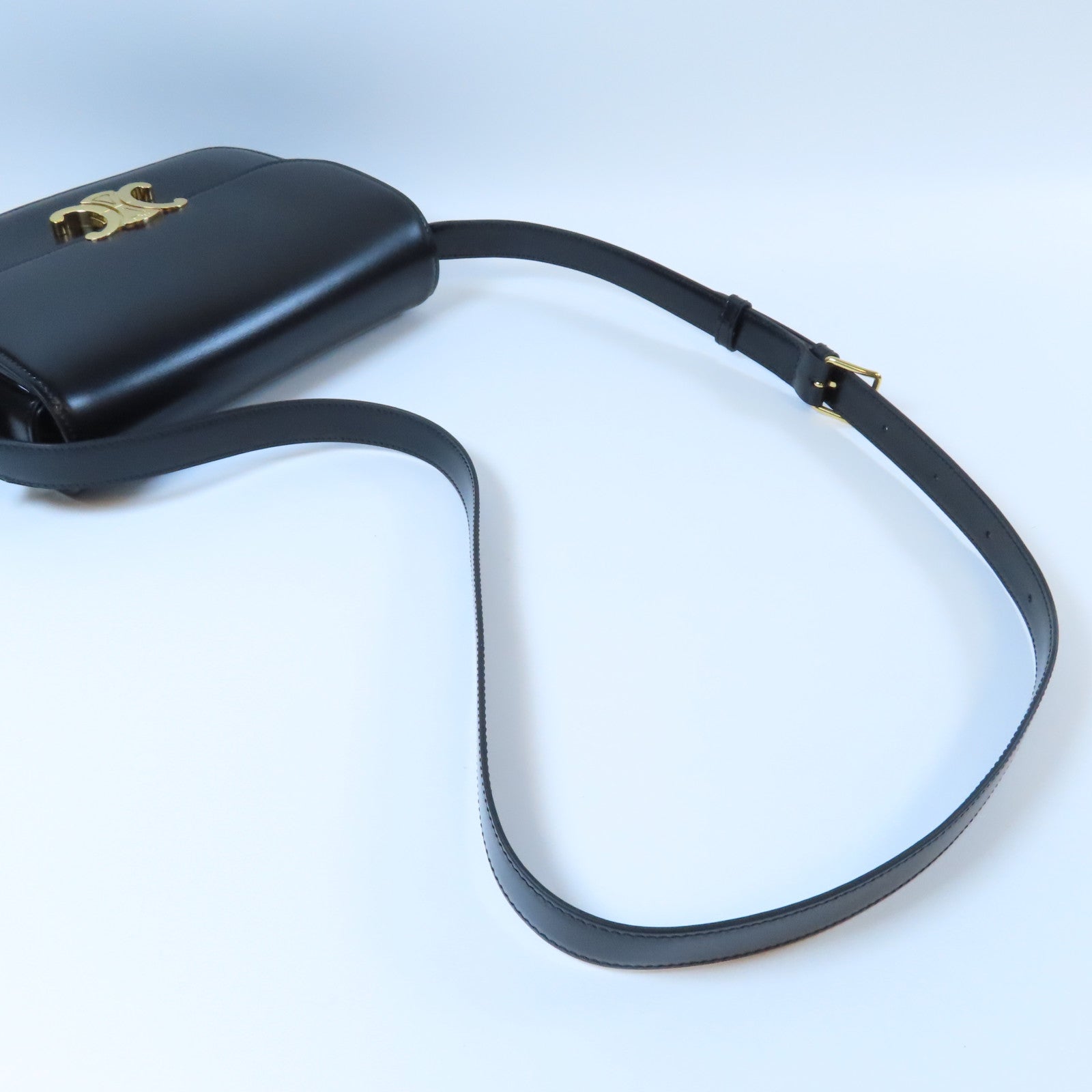 CELINE 牛皮皮革Triomphe金扣肩背袋黑色