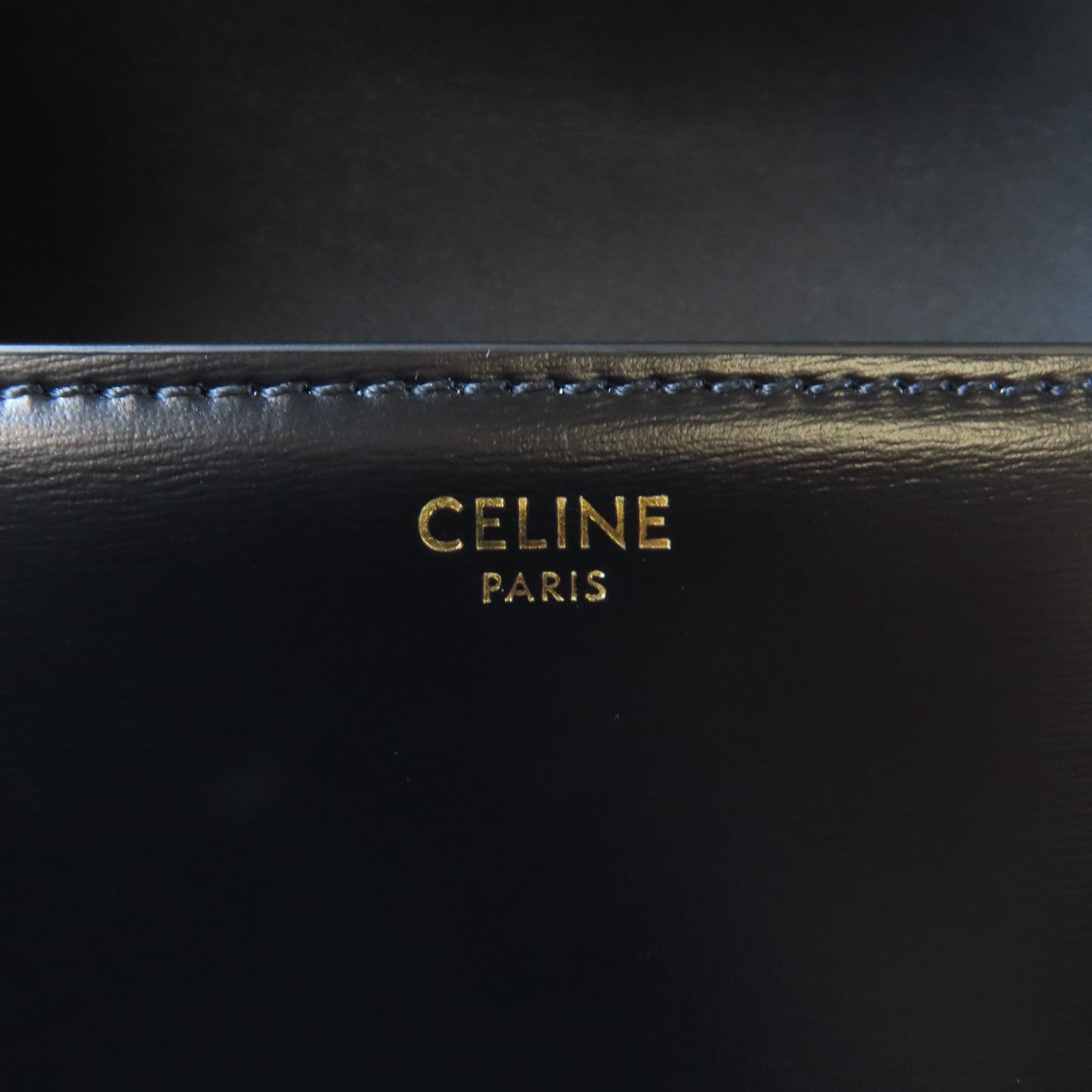 CELINE 牛皮皮革Triomphe金扣肩背袋黑色