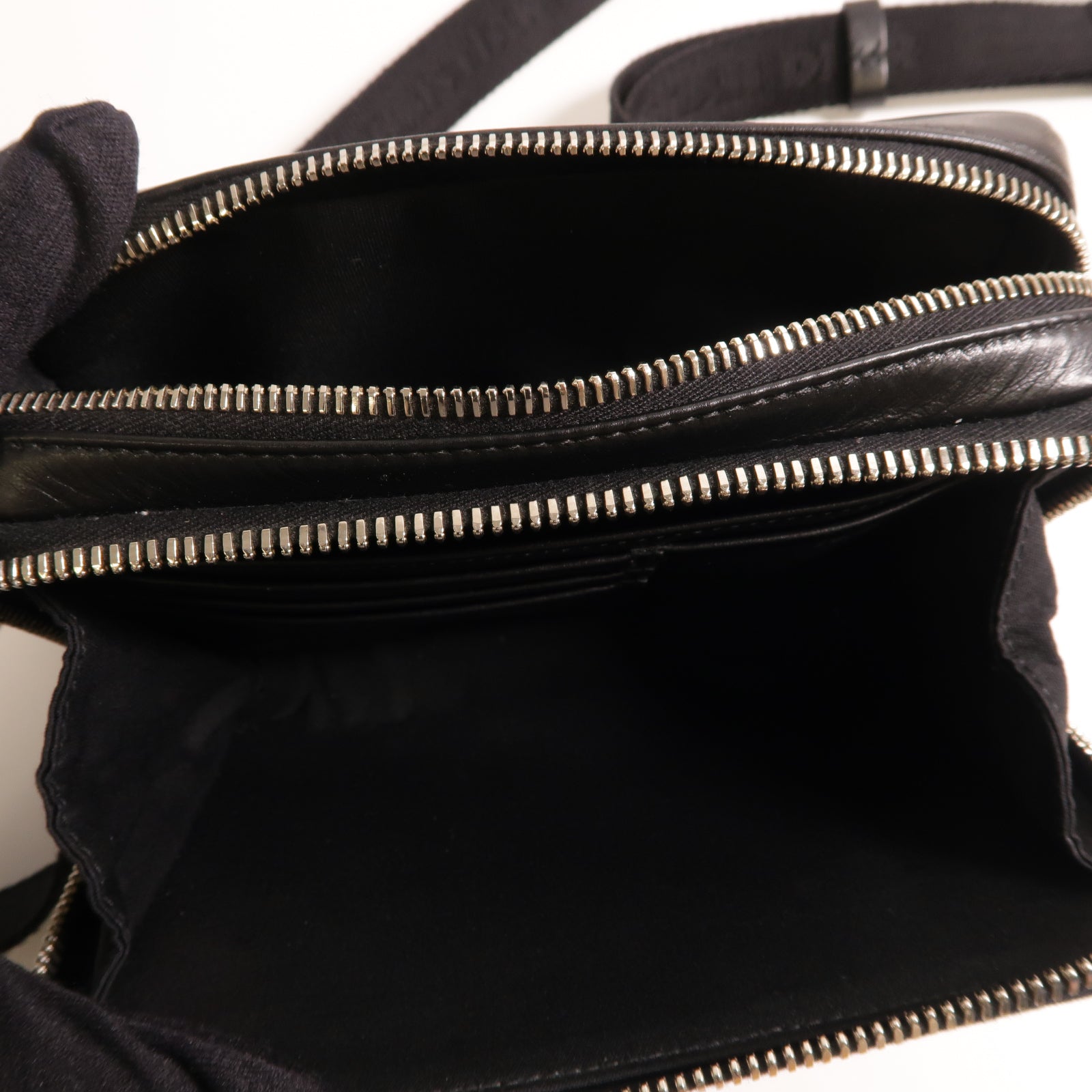 Dior 牛皮皮革Wallet Pouch With Strap銀扣肩背袋黑色